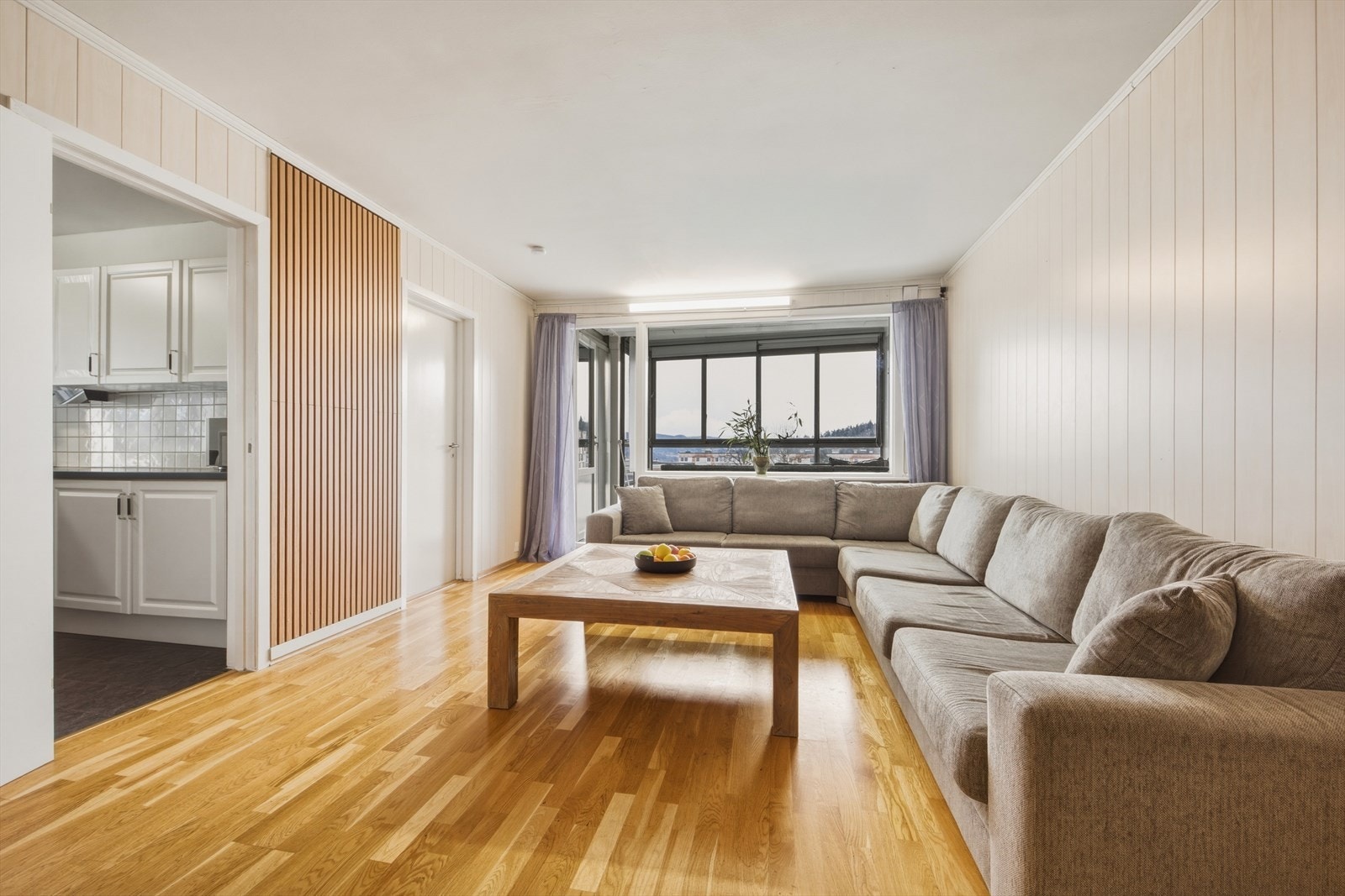 Stue med god plass for romslig sofagruppe og tilhørende tv-møblement Galleribilde