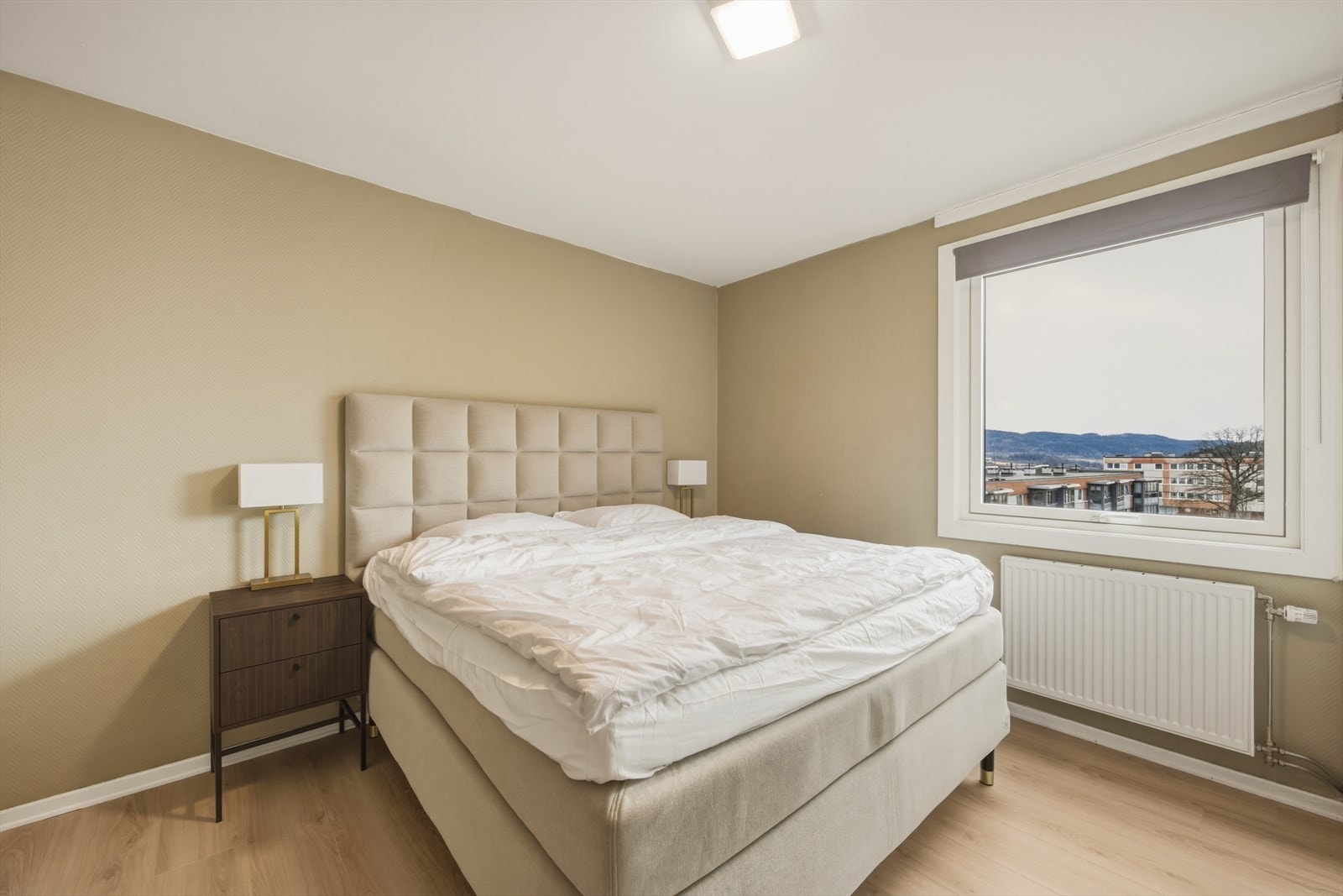 Soverommene er oppgradert med laminat på gulv og malte flater Galleribilde