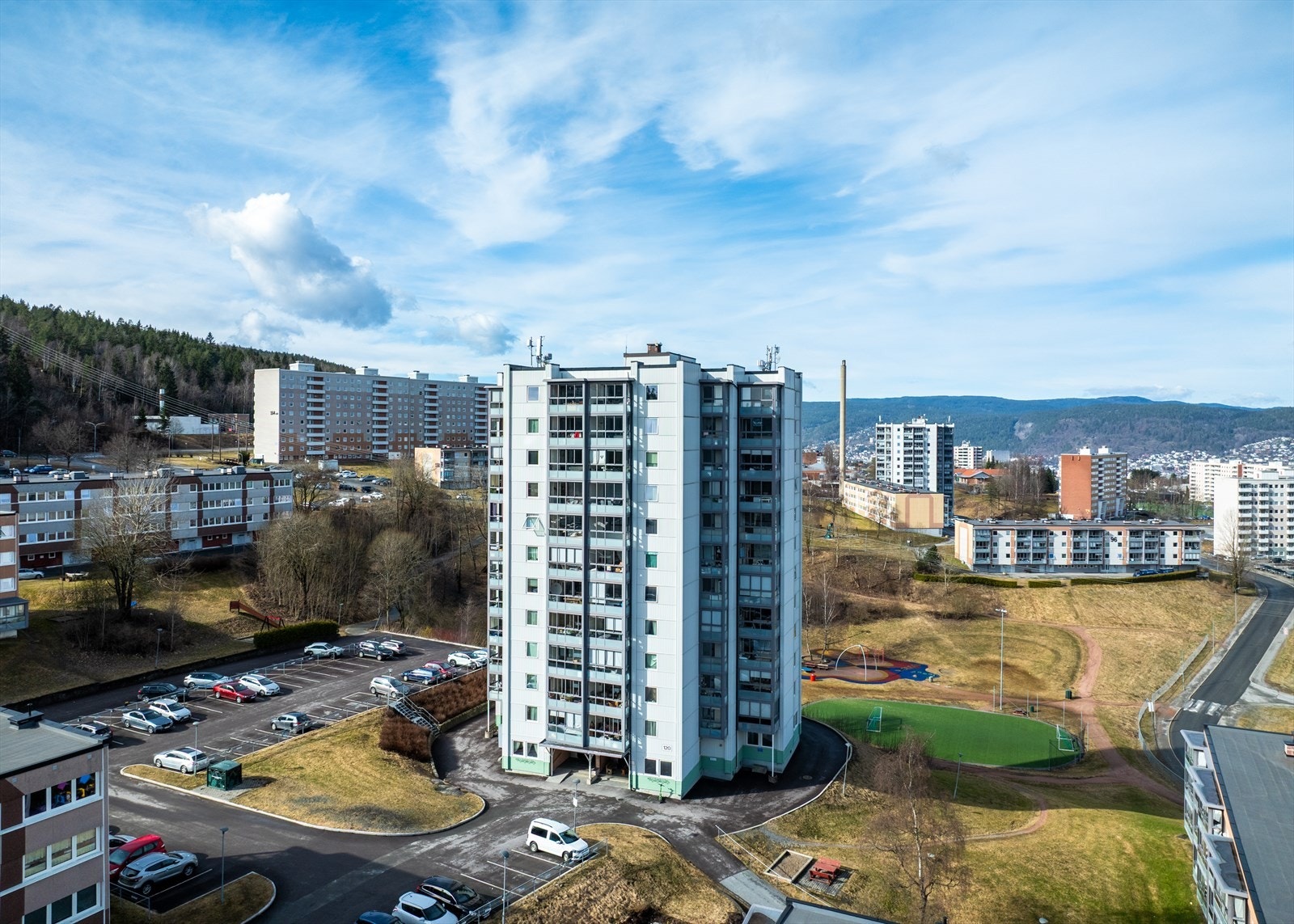 Her bor du i et veletablert boområde, med gangavstand til kollektiv transport, dagligvarebutikker og skoler Galleribilde