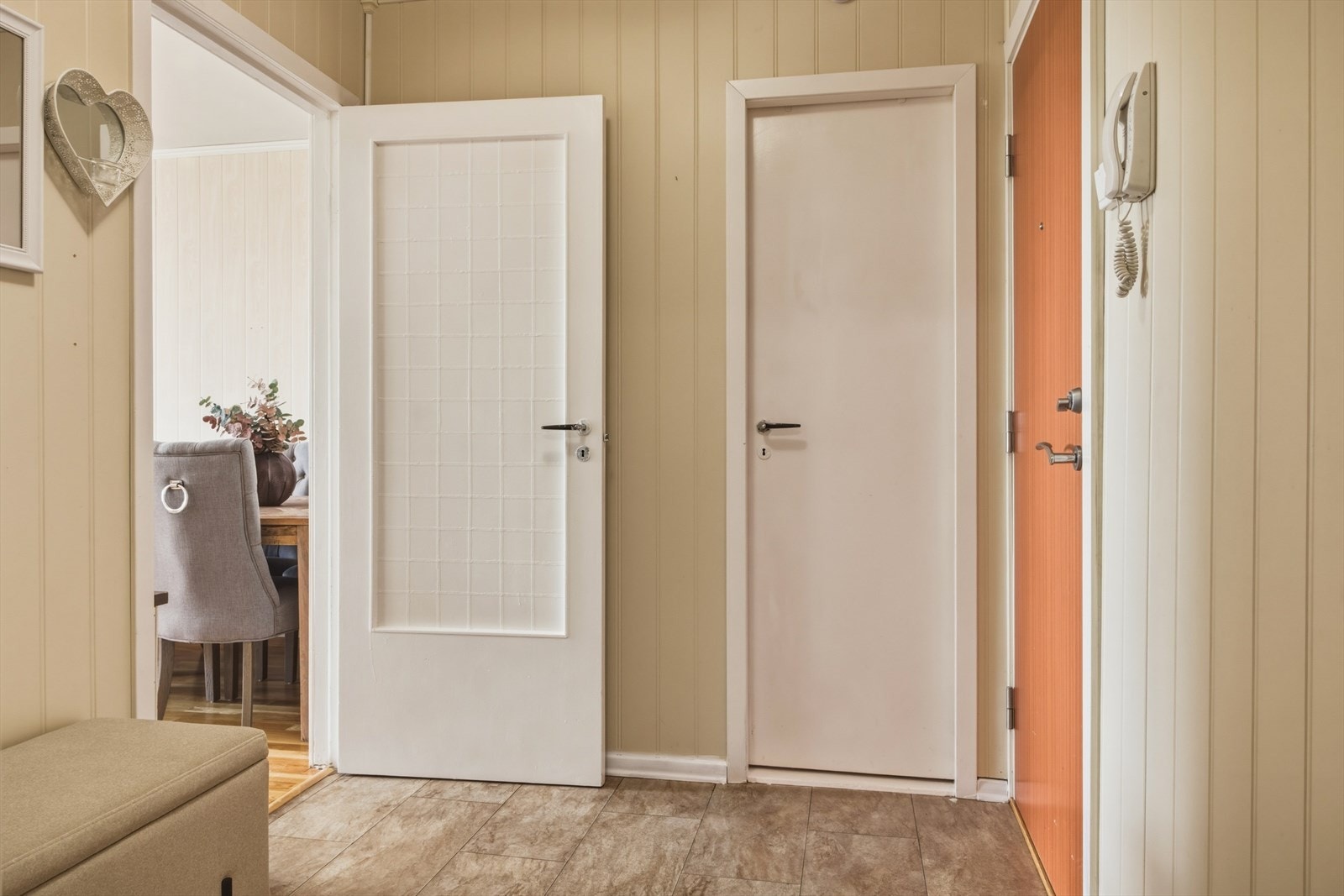 Gang med plass for å henge av seg yttertøy Galleribilde