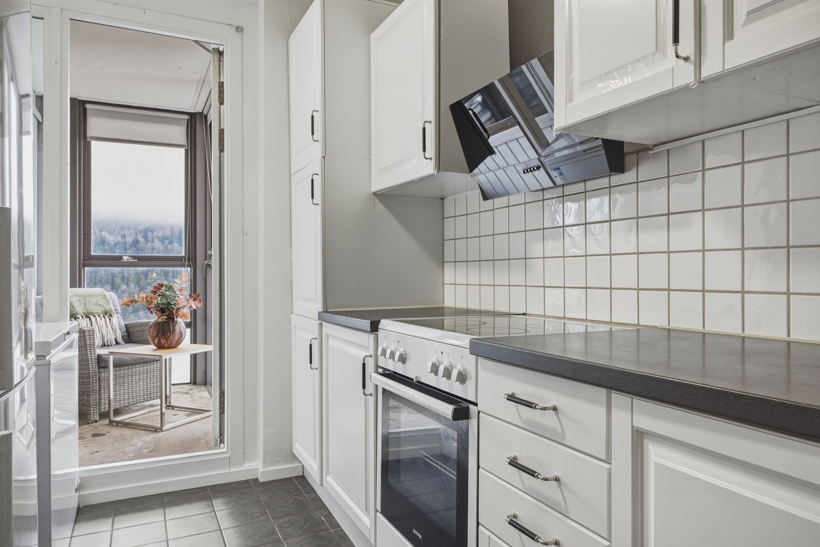 Det er adkomst til hyggelig, innglasset balkong på ca. 3 kvm fra kjøkkenet Galleribilde