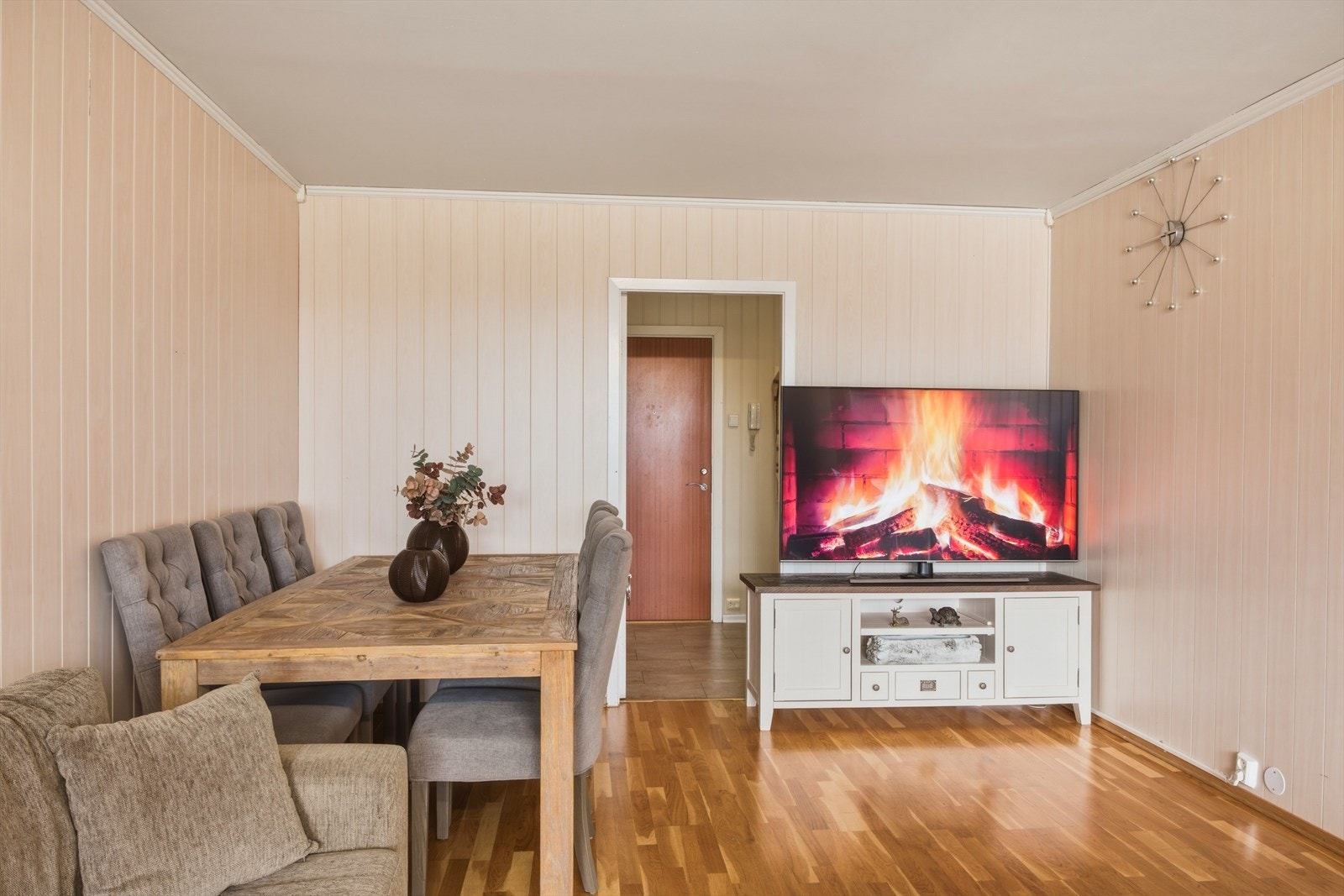 Videre er det naturlig plass for spisebord i stuen Galleribilde