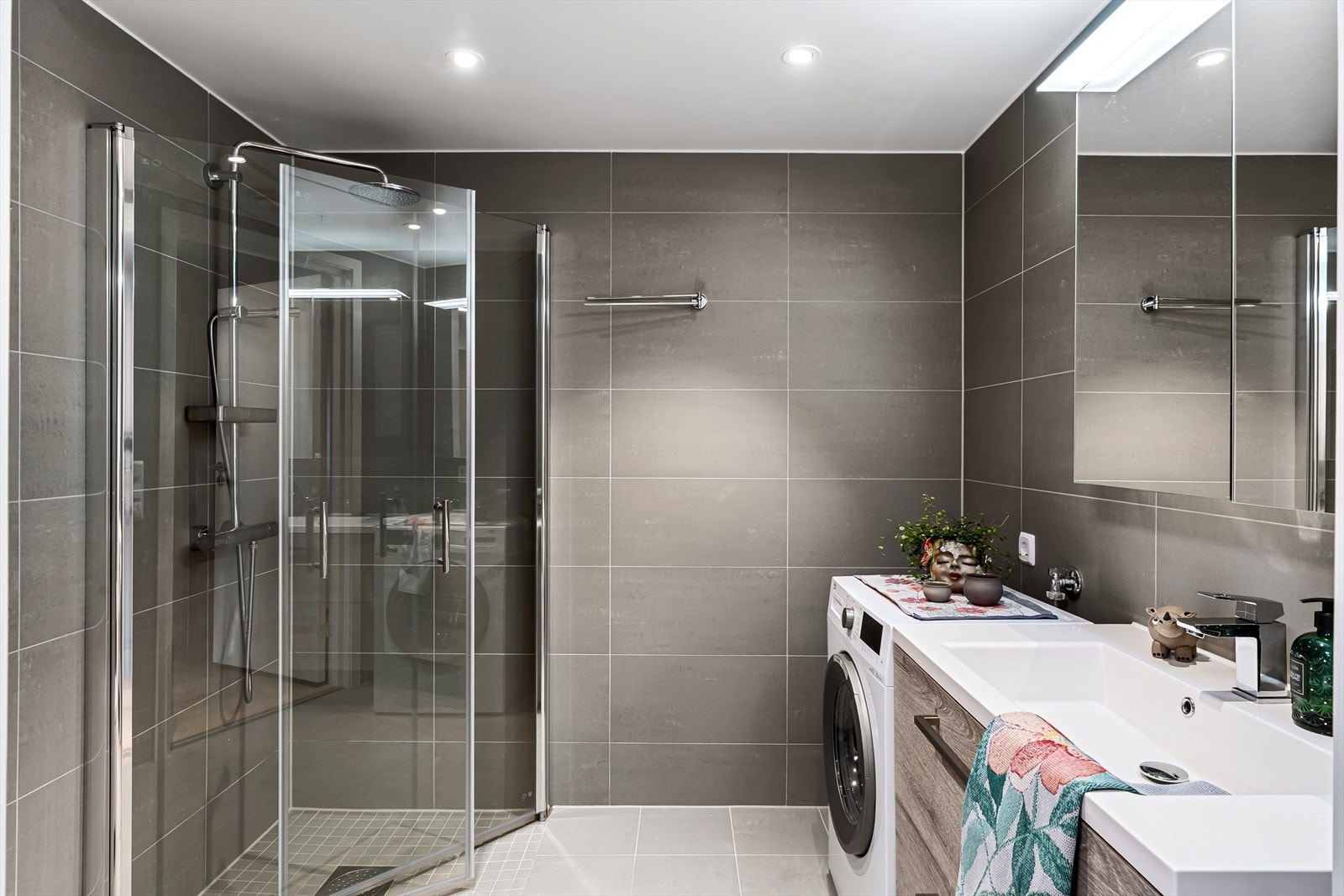 Badet fremstår som moderne og er innredet med stilfulle og funksjonelle løsninger, som skaper et behagelig rom for både å starte og avslutte dagen Galleribilde