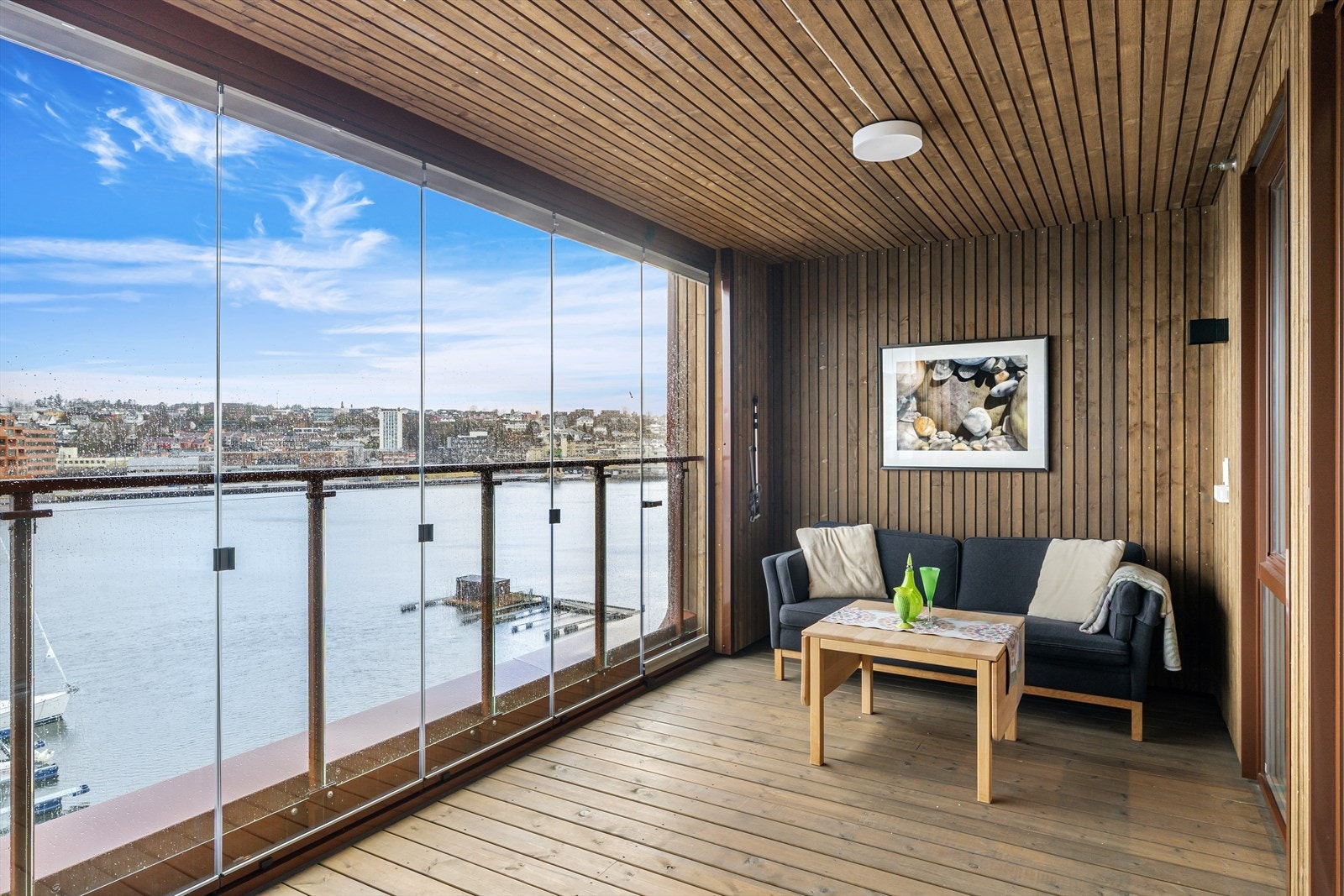 Takoverbygget balkong med flotte solforhold og utsikt uten innsyn. Her kan du nyte privatlivet, samtidig som det er god plass til både spisebord og lounge - ideelt for å samle gjester i hyggelige omgivelser Galleribilde