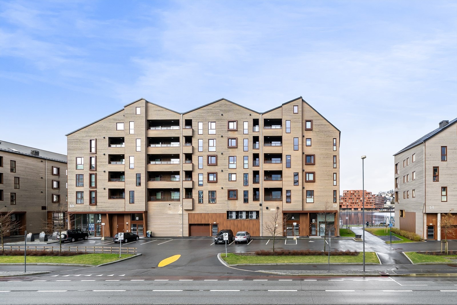 Gjesteparkering rett utenfor bygget, og bussen har hyppige avganger til Dale, Aspervika og Sandnes sentrum, som sikrer enkel og praktisk transport Galleribilde