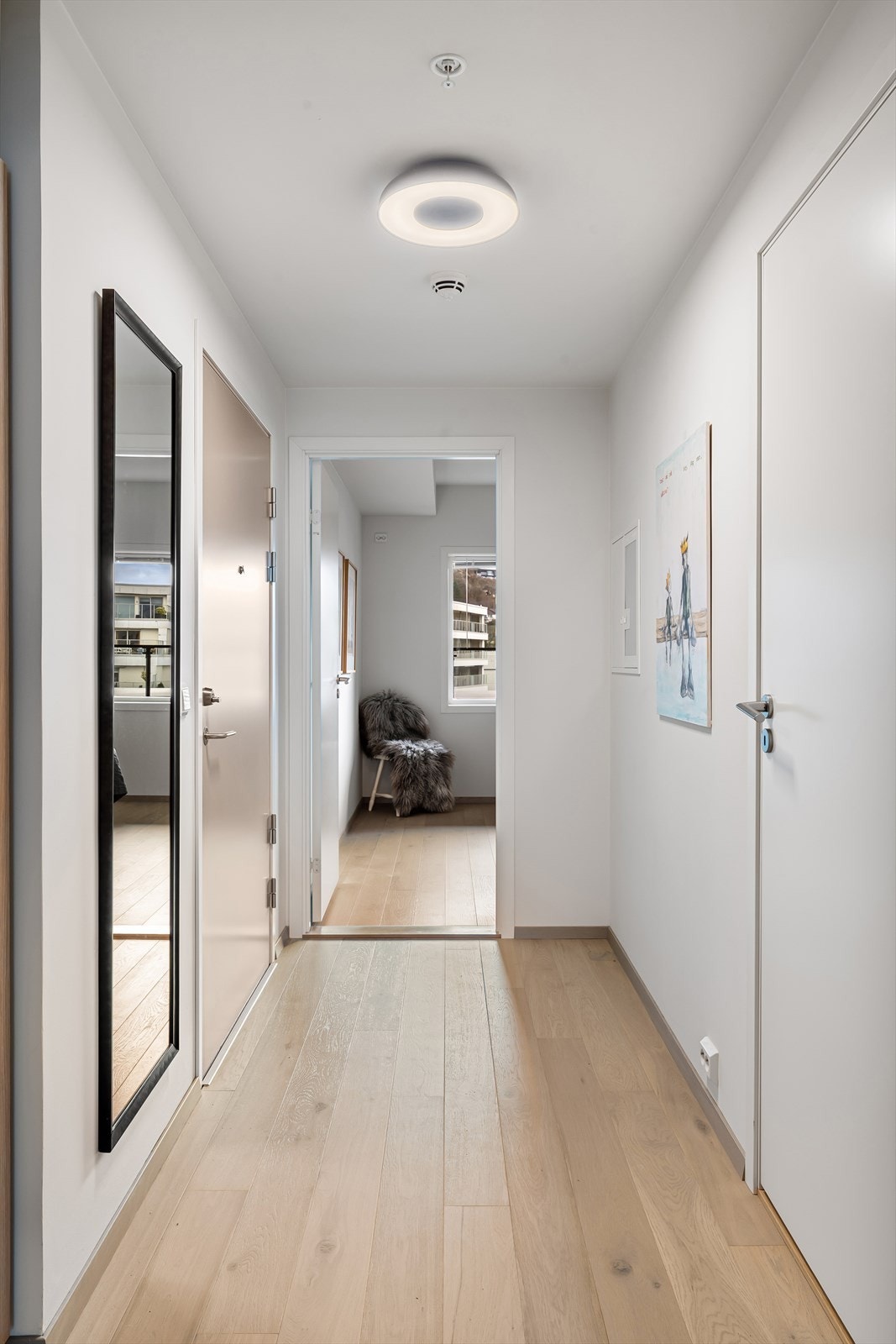 Lys og innbydende gang med moderne detaljer, perfekt for å skape et godt førsteinntrykk i ditt nye hjem Galleribilde