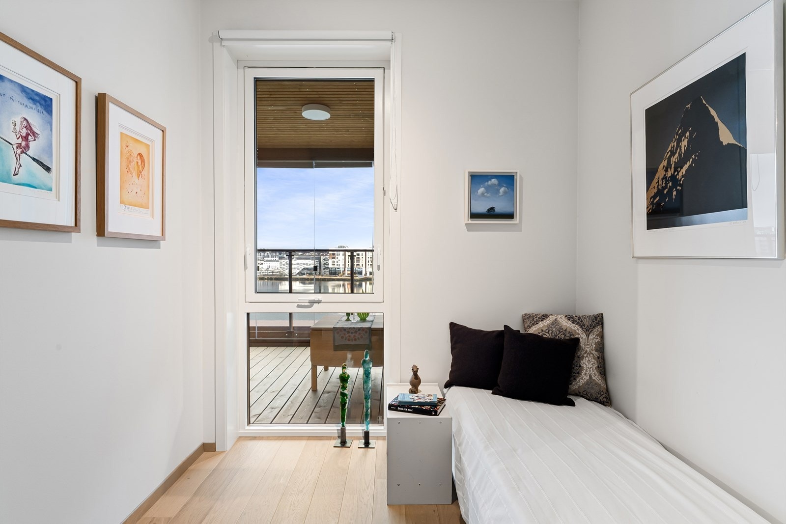 Leilighetens soverom nr.2: Her kan til og med eventuelle gjester våkne til en nydelig utsikt over Gandsfjorden og Sandnes sentrum Galleribilde