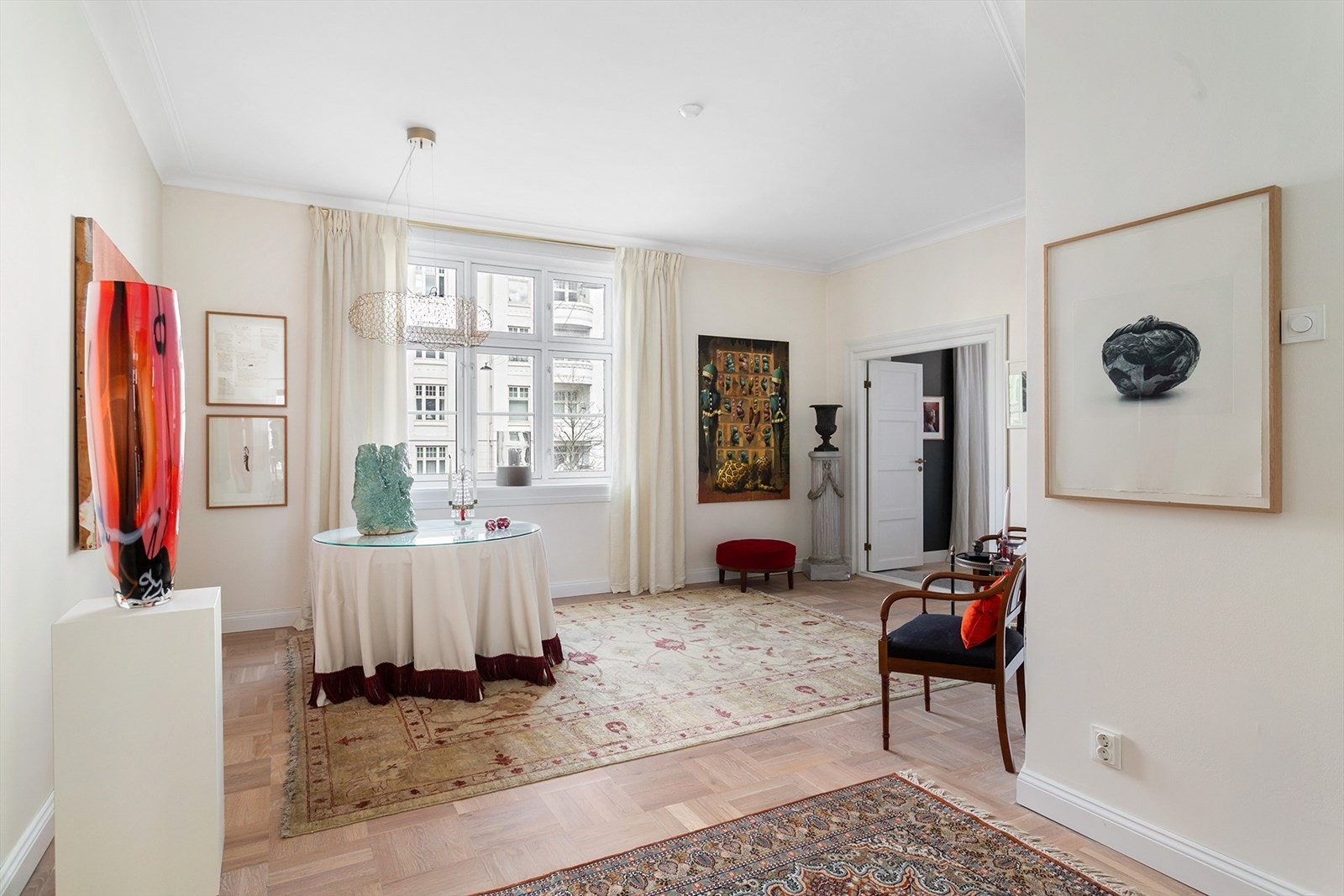 Spisestuen er enda et vakkert rom med rikelig lysinnslipp og fleksibel bruk. Rommet fungerer i dag som spisestue, men egner seg også som et sentralt oppholdsrom. Galleribilde