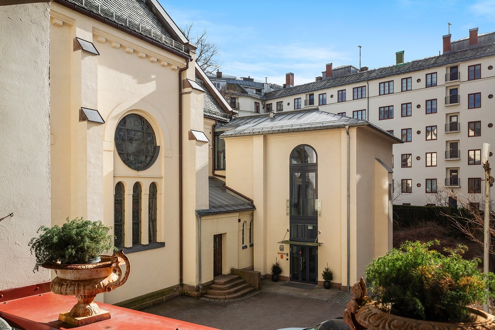 Fra peisestuen er det utgang til overbygget balkong på ca. 5 m². Galleribilde
