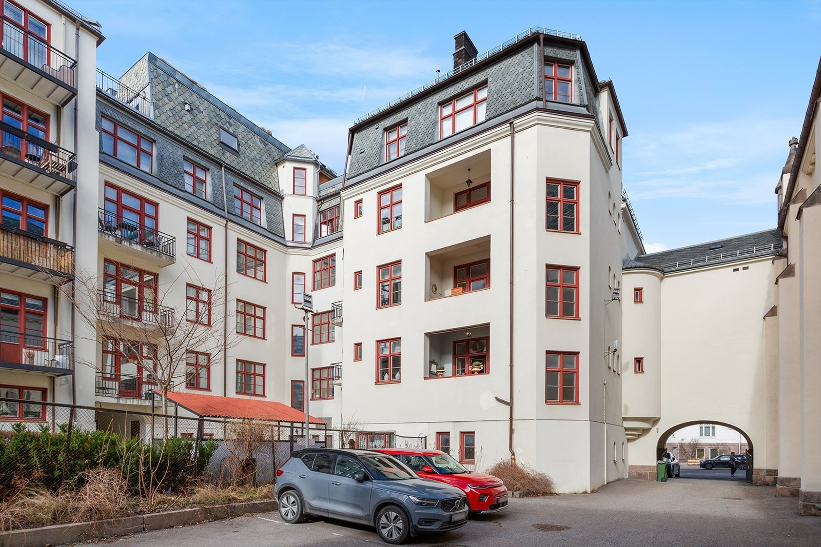 Her bor du stille og tilbaketrukket i grønne omgivelser, samtidig som byens rike tilbud er rett i nærheten. Galleribilde