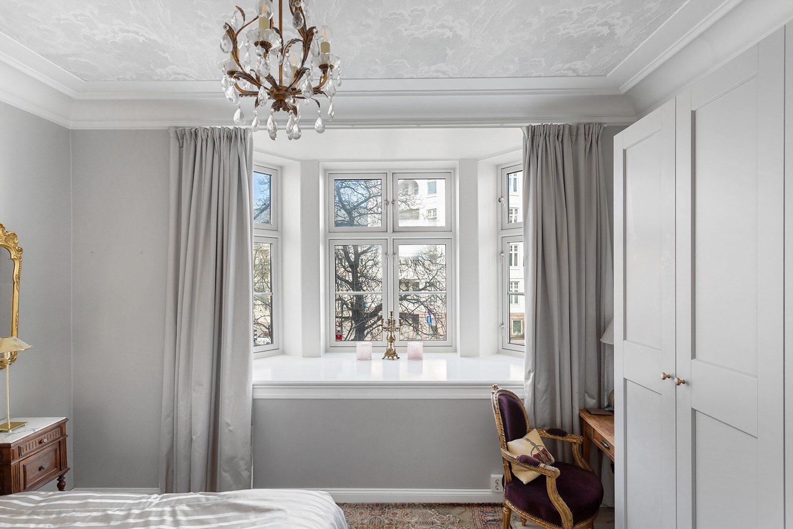 Det er god plass til garderobeløsning langs vegg, og rommet fremstår som en rolig og privat sone i boligen. Galleribilde