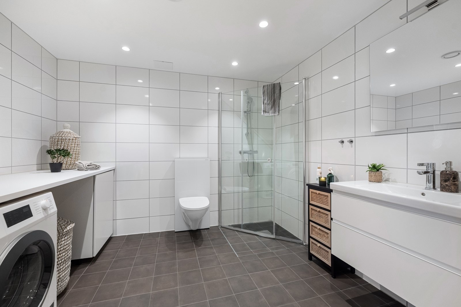 På dette badet er det også opplegg for vaskemaskin og tørketrommel. Galleribilde