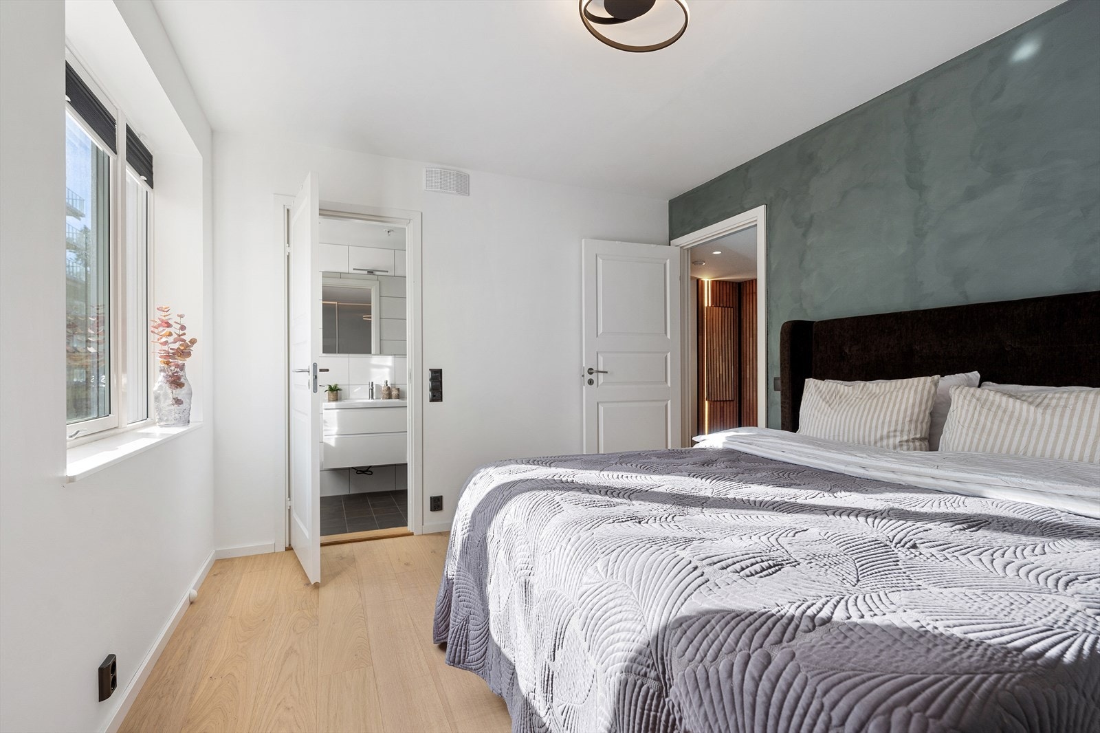 Hovedsoverommet har direkte adkomst til eget bad, og en fondvegg med kalkmaling. Galleribilde