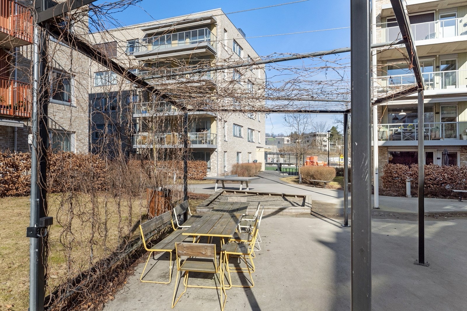 En hyggelig pergola med sittegruppe er tilgjengelig for beboerne i sameiet. Galleribilde