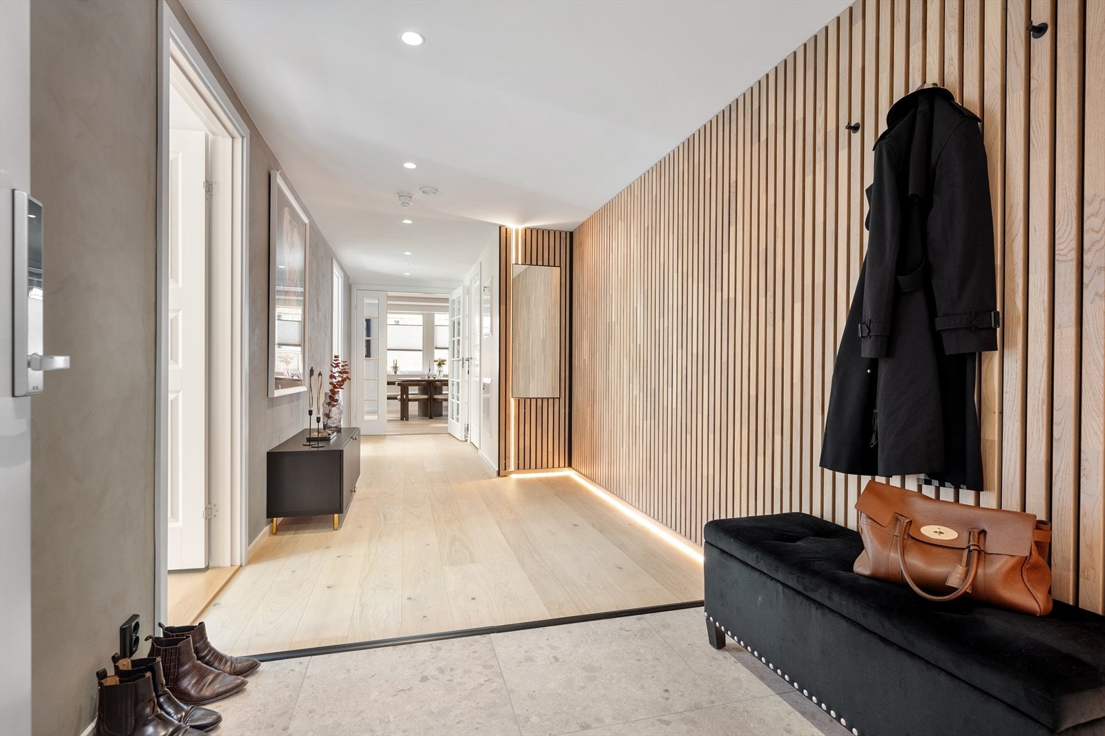 I entréen er det gjort oppgradering i 2021 med trendy spilevegg med belysning. Galleribilde