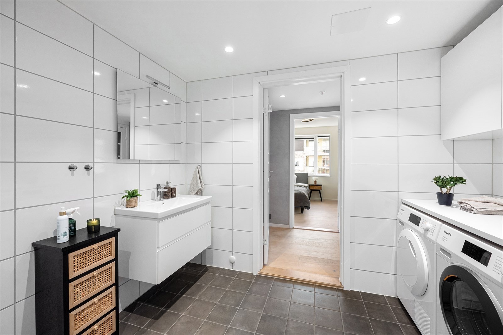 Badet har adkomst fra gangen. Galleribilde