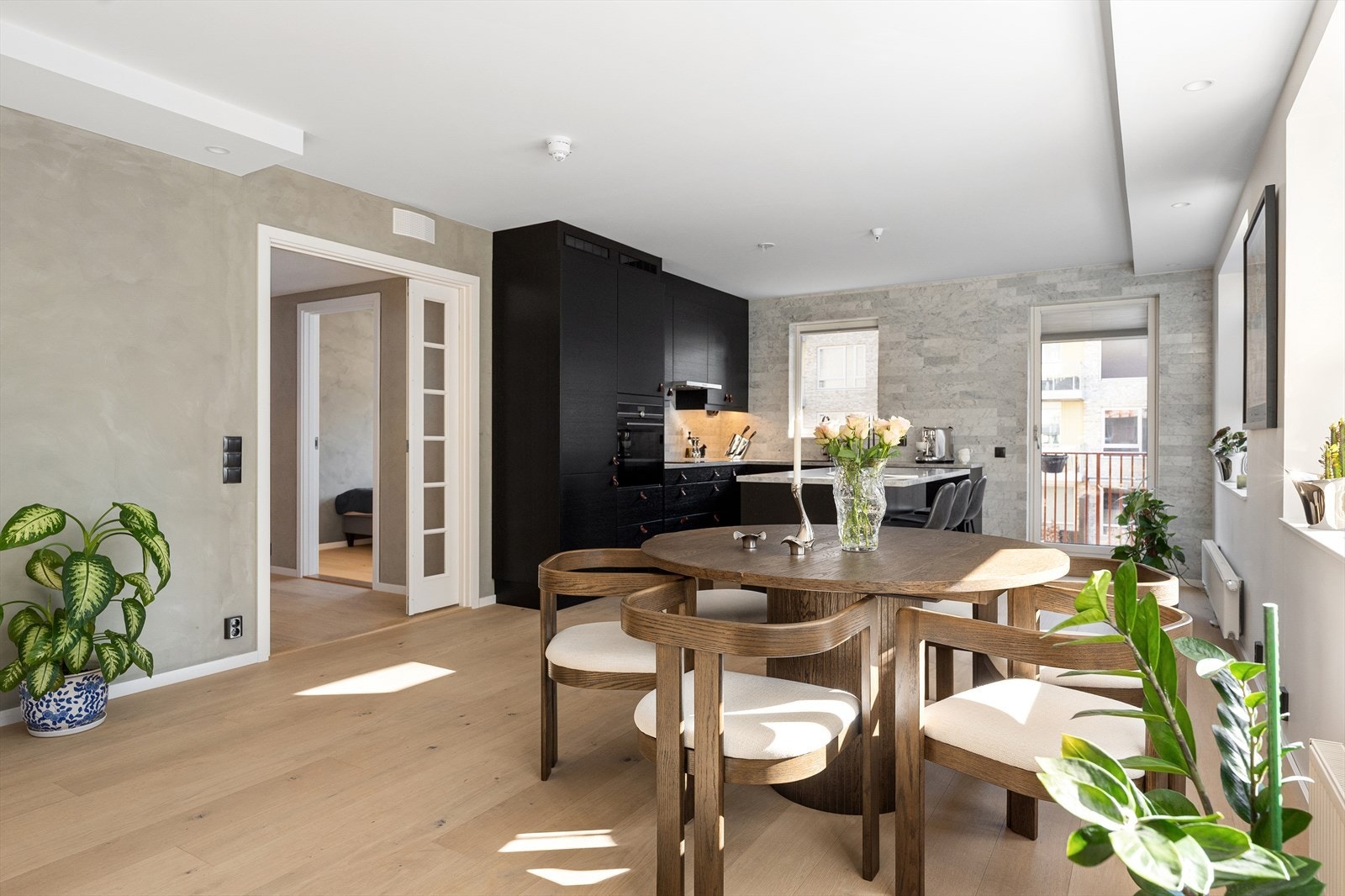 Leiligheten på 122 m² har et stort allrom med takhøyde på 2,47 meter. Fyring via radiatorer er inkludert i felleskostnadene. Galleribilde