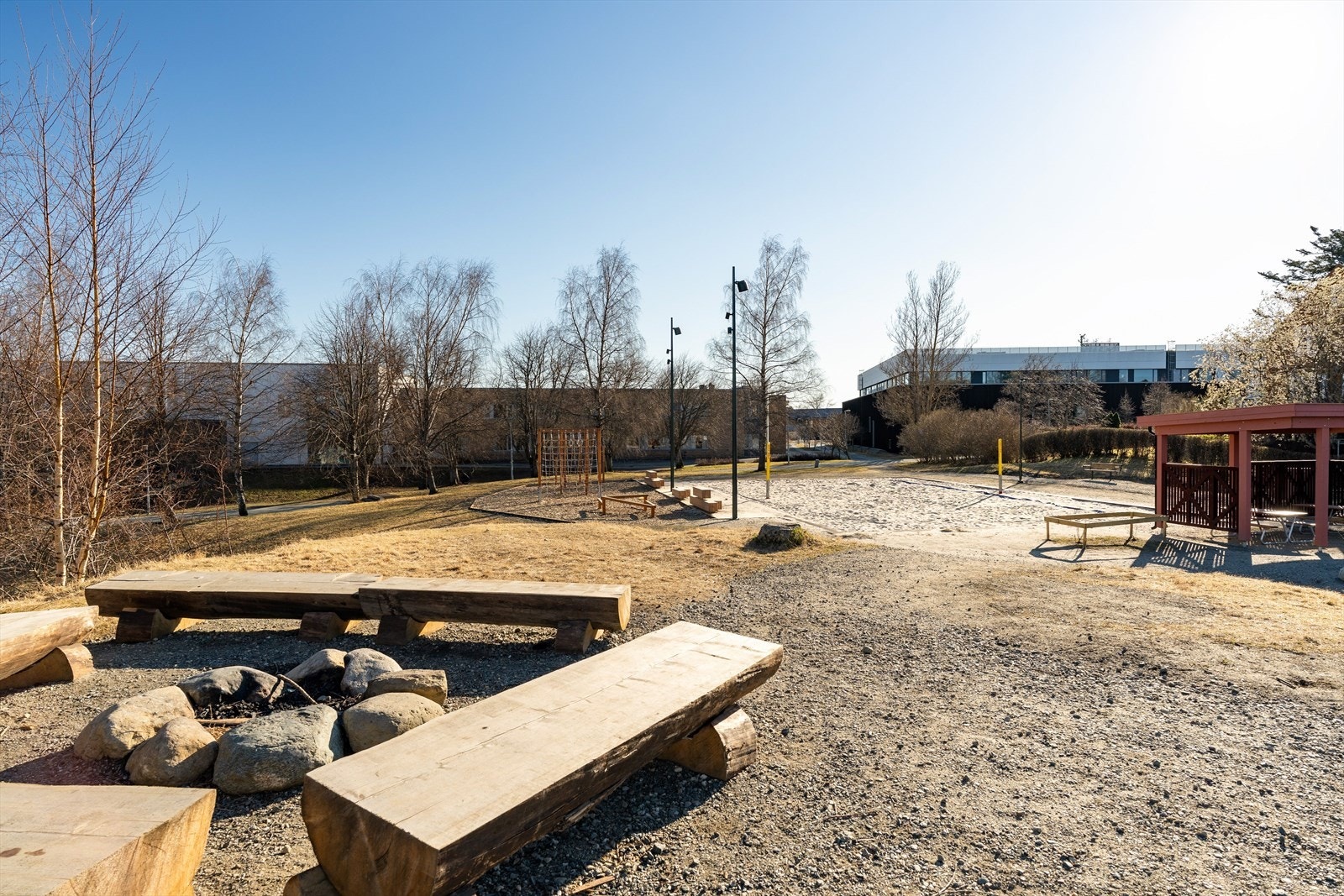 Ved gressletta er det videre opparbeidet et flott anlegg bestående av lekeplass, treningsapparater og grillplass. Galleribilde
