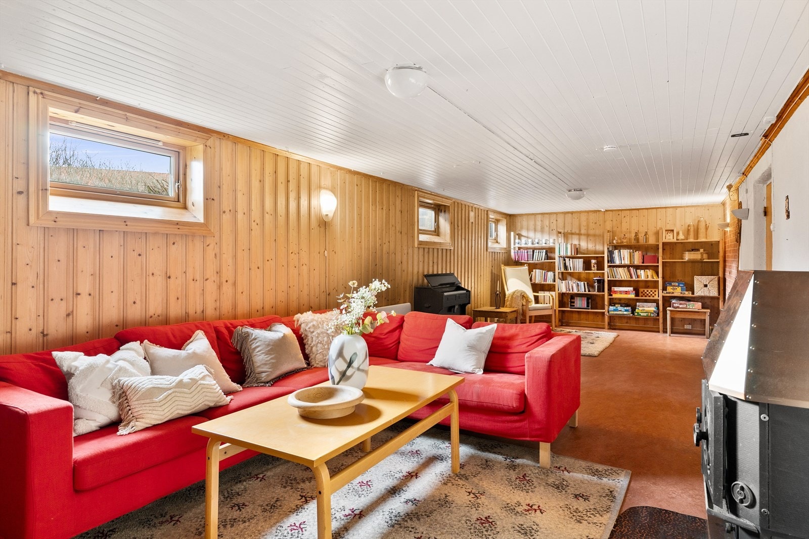Kjelleretasjen består av et rom innredet som kjellerstue, vaskerom, gang og 4 boder. (Kjellerstuen er opprinnelig godkjent som uinnredet areal). Galleribilde