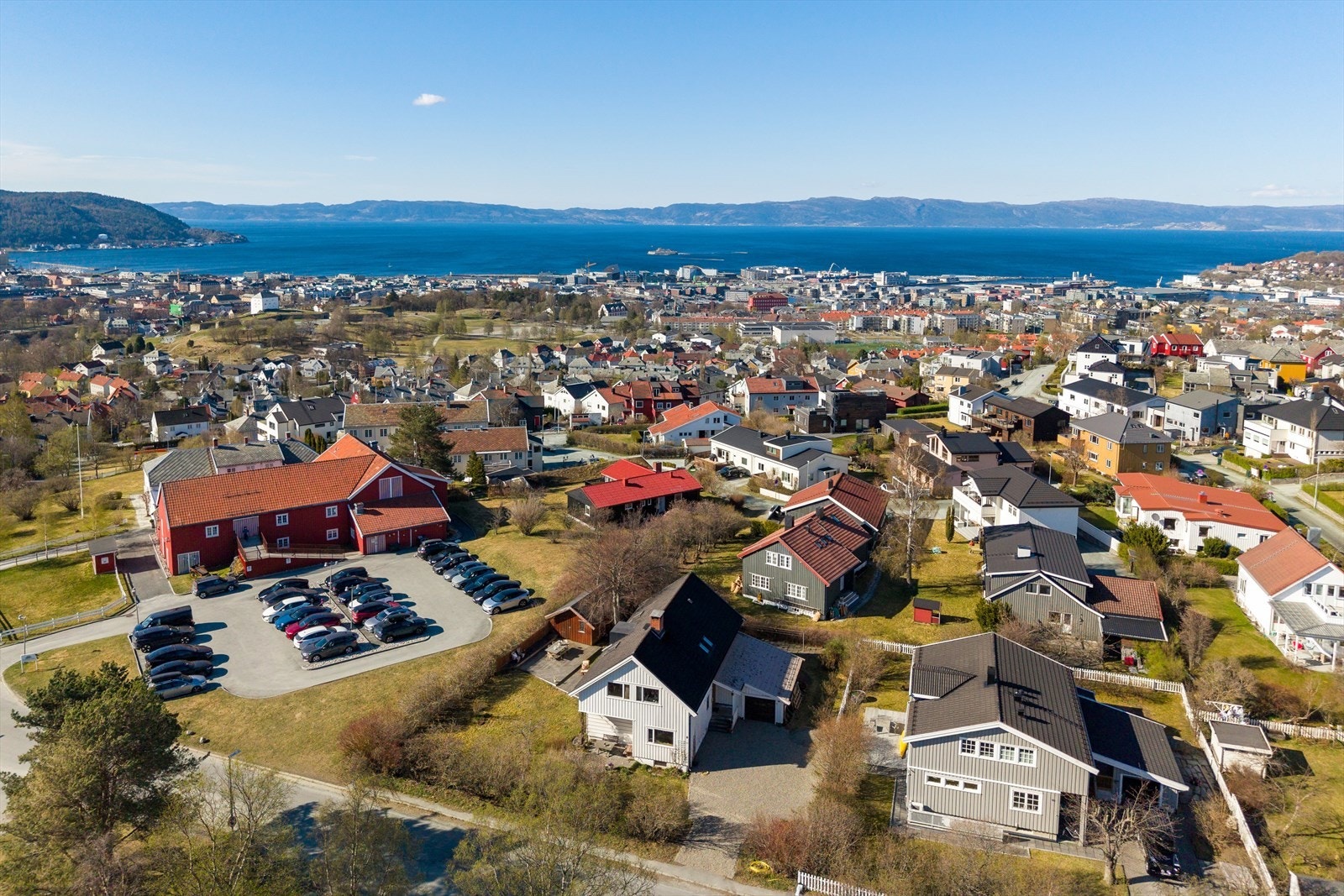I umiddelbar nærhet fra boligen ligger ærverdige Kvilhaugen gård som ble bygget i 1820. Galleribilde