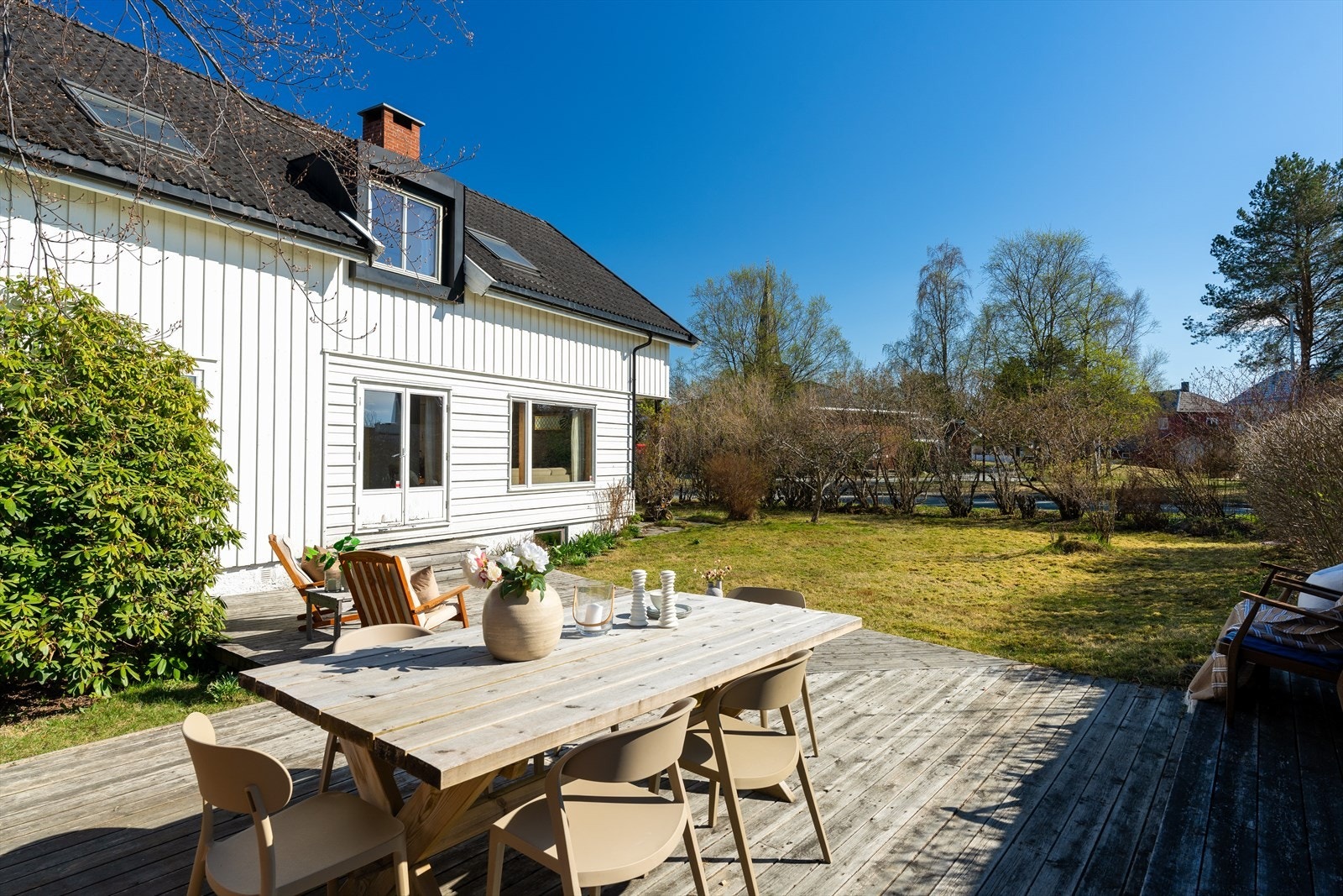 Hagen er omkringet av hekker og beplantning som gir en hyggelig og skjermet uteplass. Galleribilde