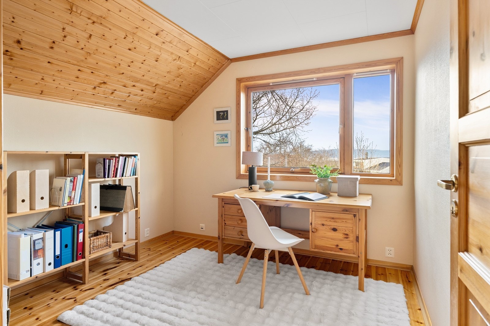 Kontor/soverom på 9 kvm med flott sjøutsikt. (Rommet er opprinnelig godkjent som arbeidsrom). Galleribilde