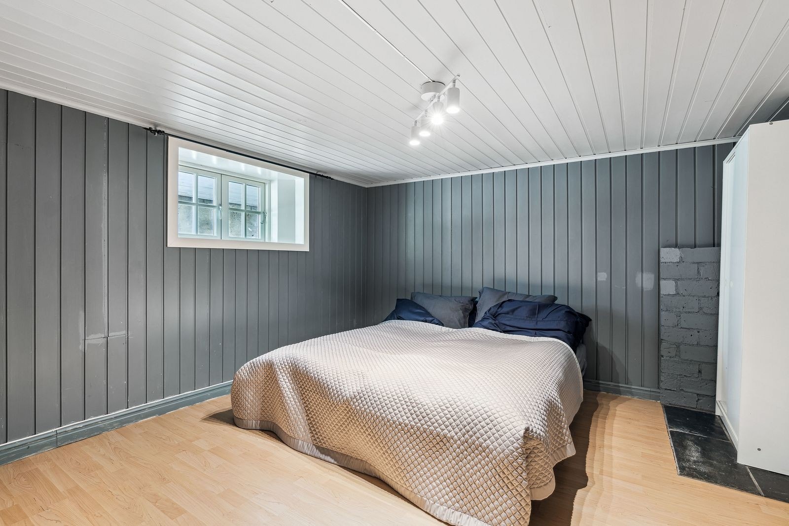 Pent hovedsoverom med dobbeltseng og garderobeskap. Tilknytning til liten bod. Galleribilde