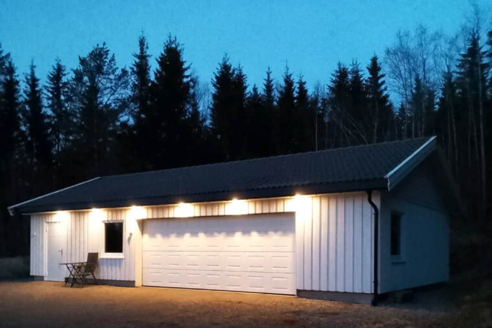 Garasje med belysning Galleribilde
