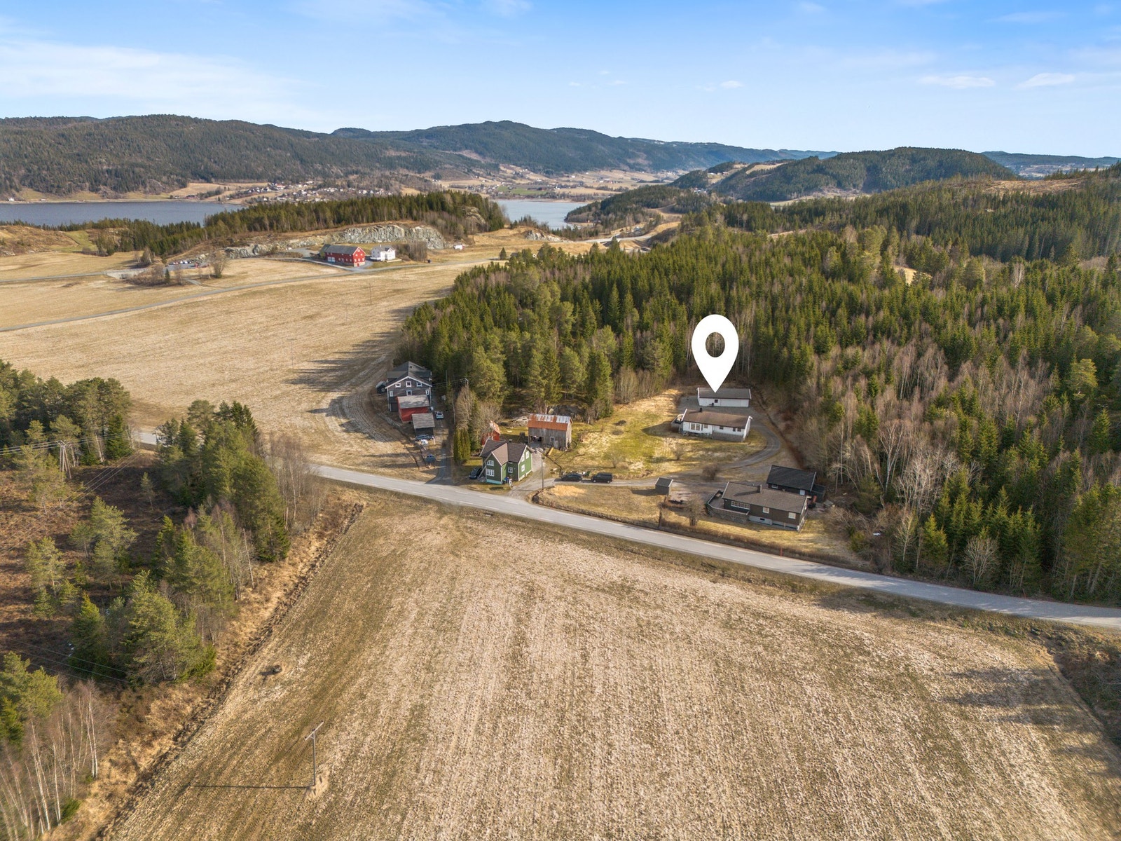 Trivelig enebolig med romslig og isolert dobbelgarasje. Landlig og fredelig beliggenhet. Galleribilde
