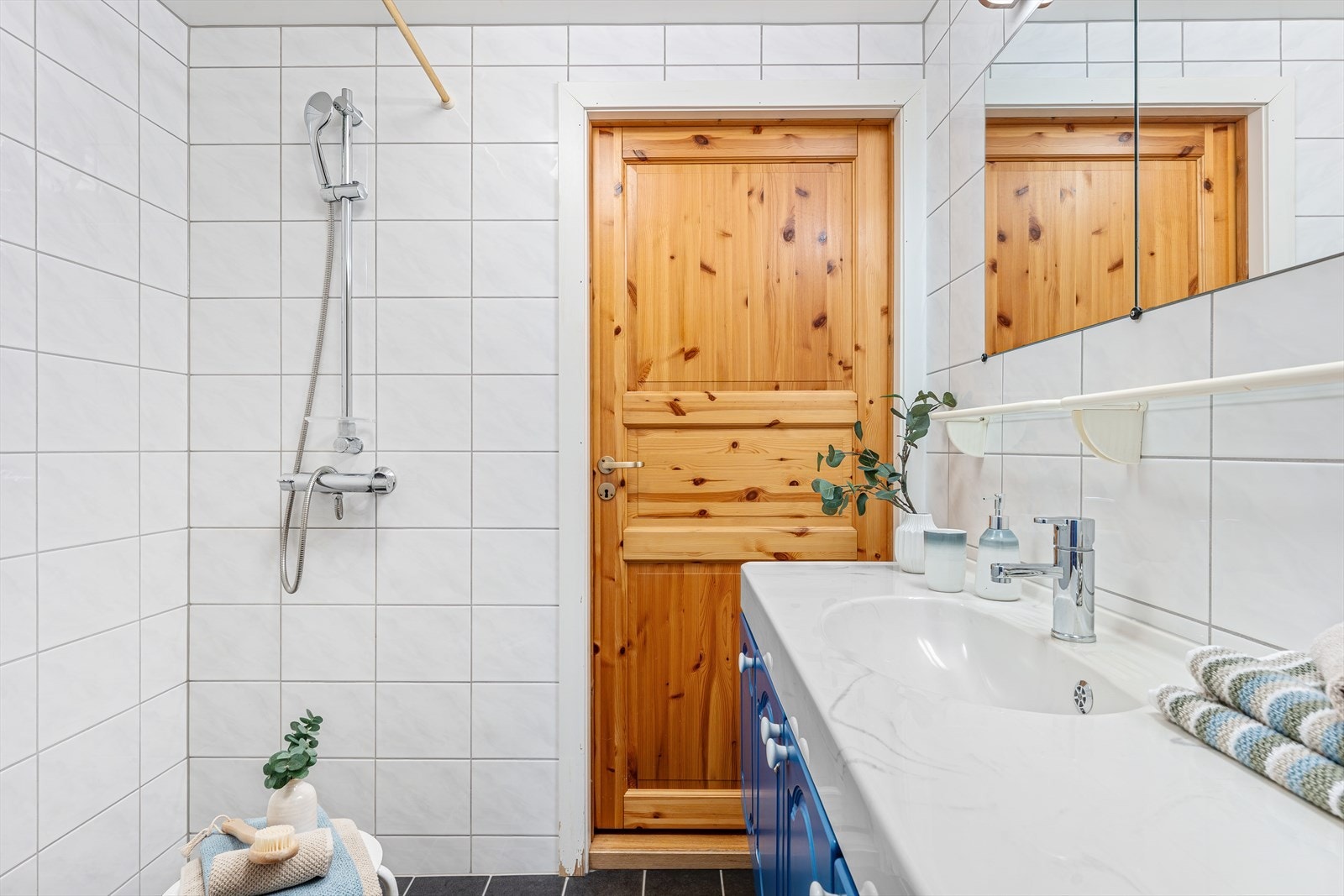 - Fra badet har man direkte adkomst til vaskerommet - Galleribilde