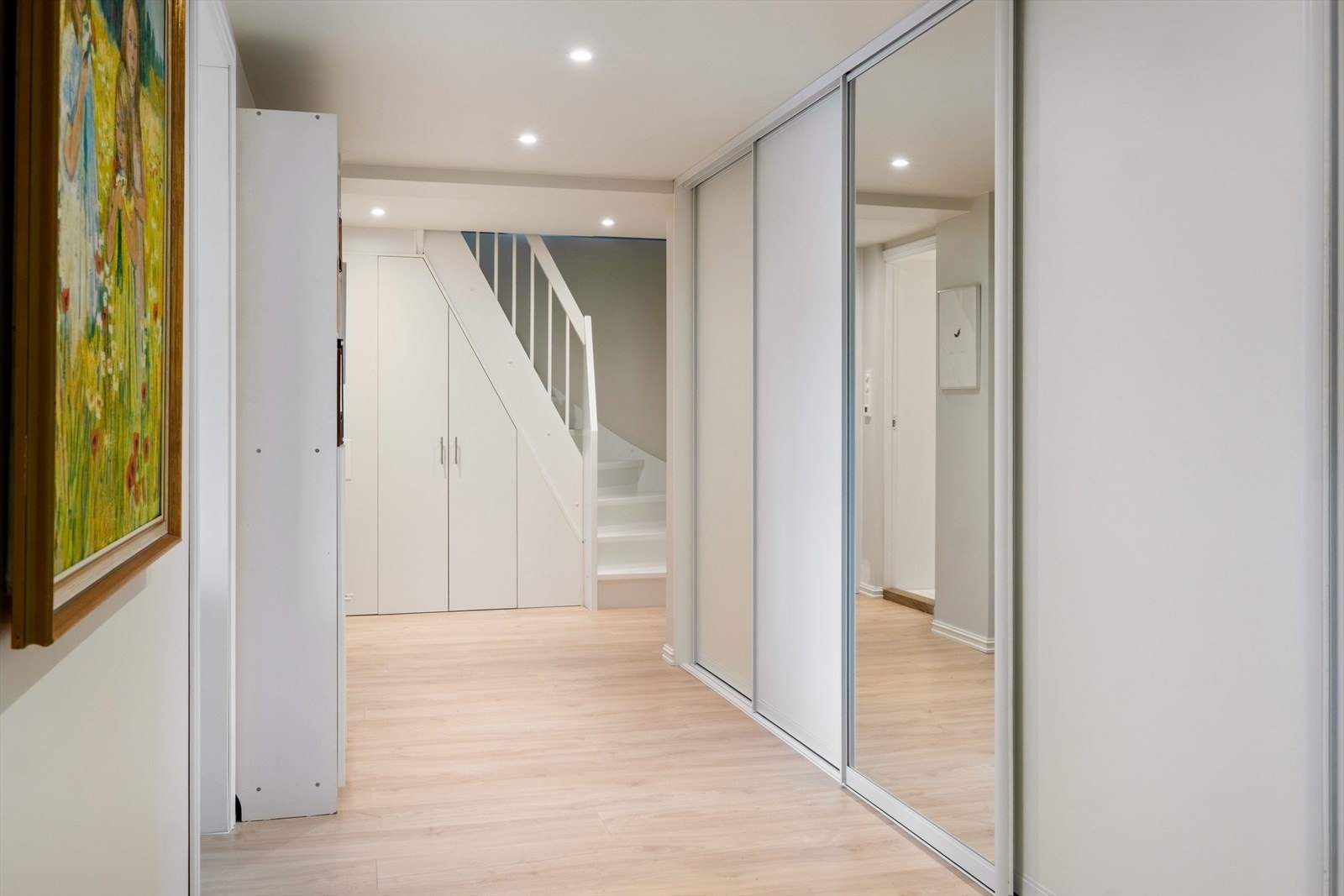 Trapperom med raus skyvedørsgarderobe og teknisk rom under trapp Galleribilde