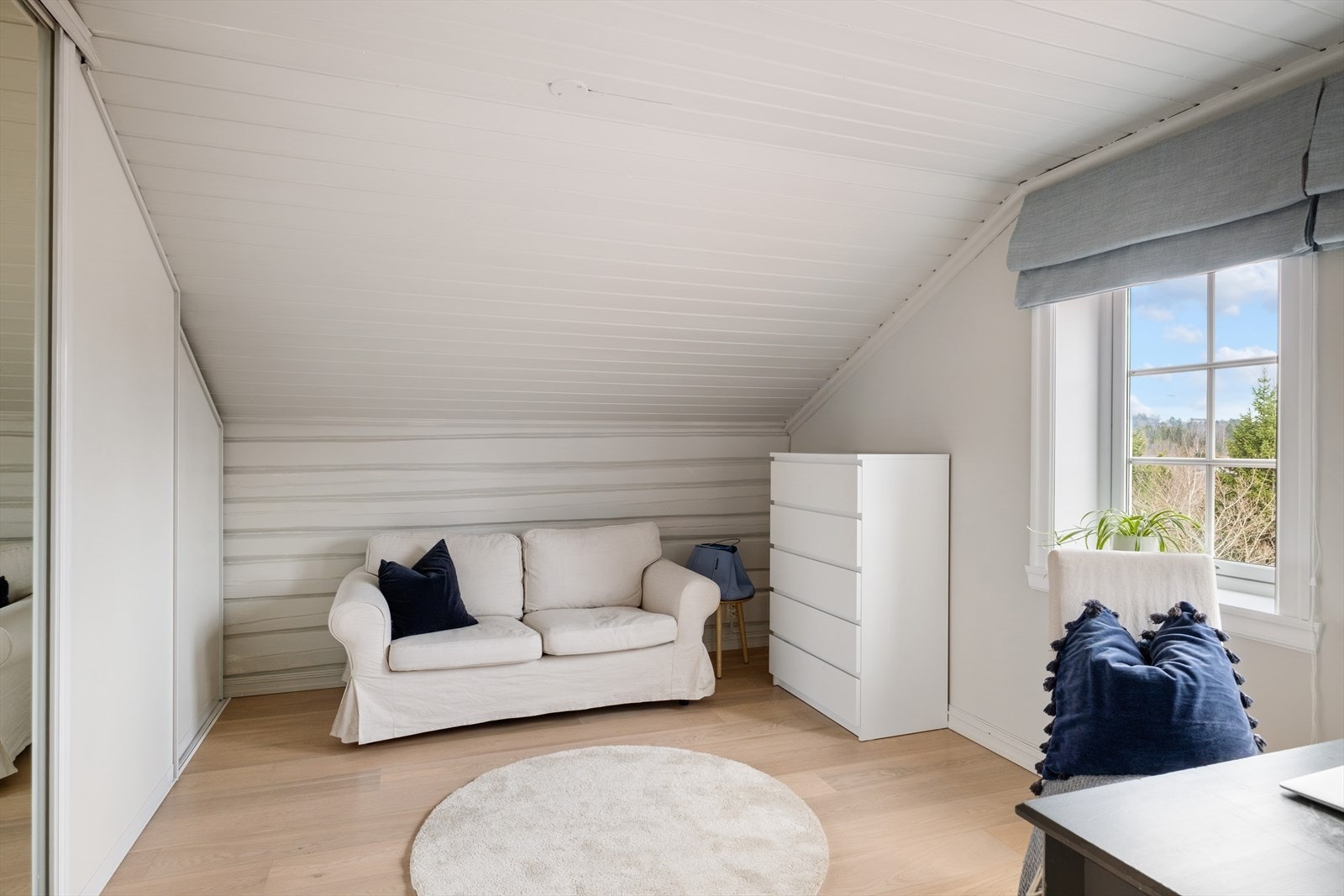 Soverom 1 med tilpasset skyvedørsgarderobe Galleribilde