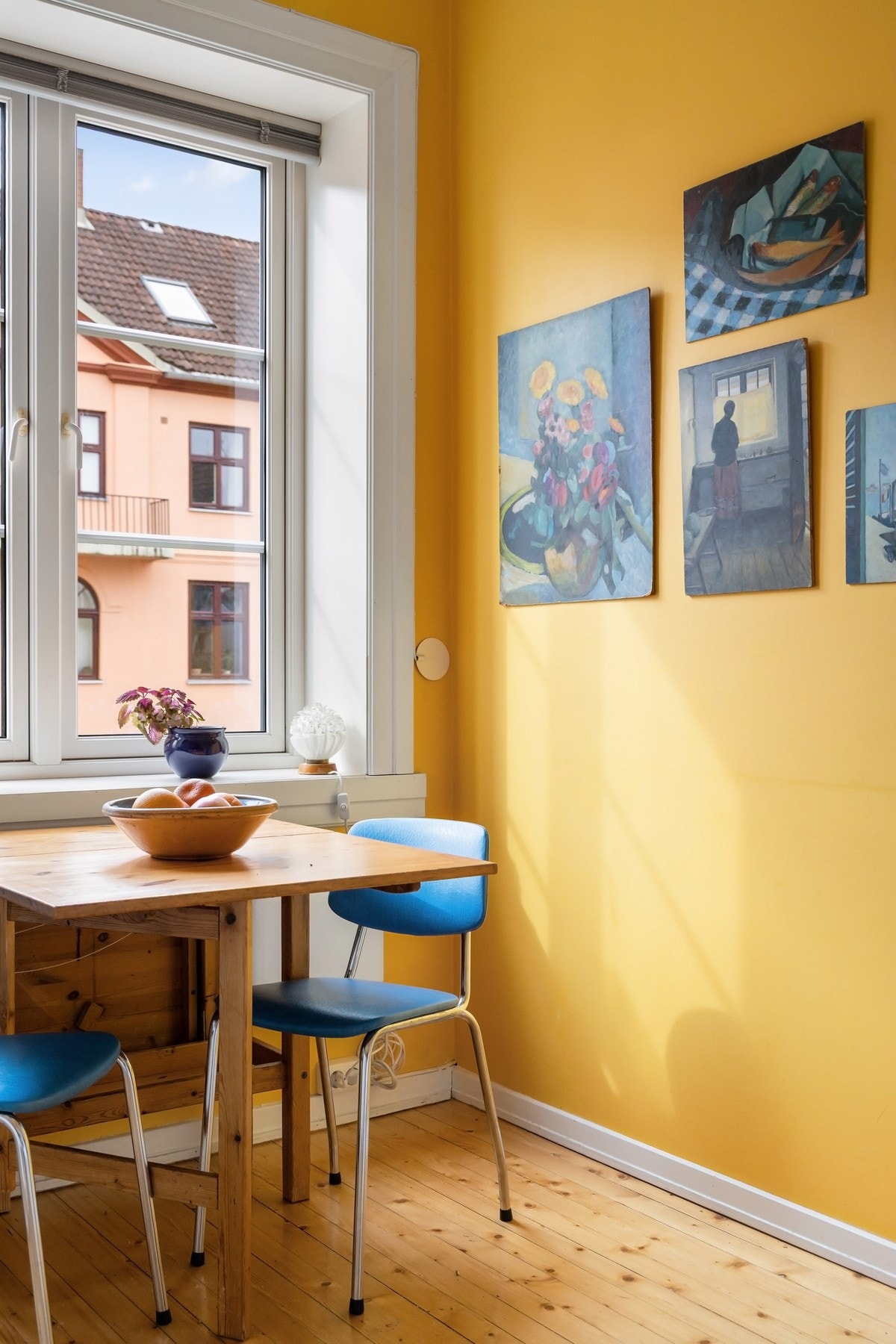 Det store vinduet på kjøkkenet gir fint utsyn fra spiseplassen. Galleribilde
