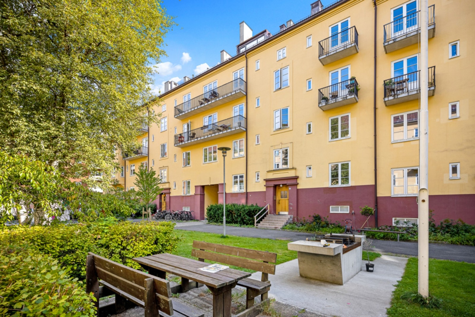 Det vakre og frodige gårdsrommet er et hyggelig samlingssted, hvor det arrangeres sammenkomster som sommerfest og tenning av julegran. Galleribilde