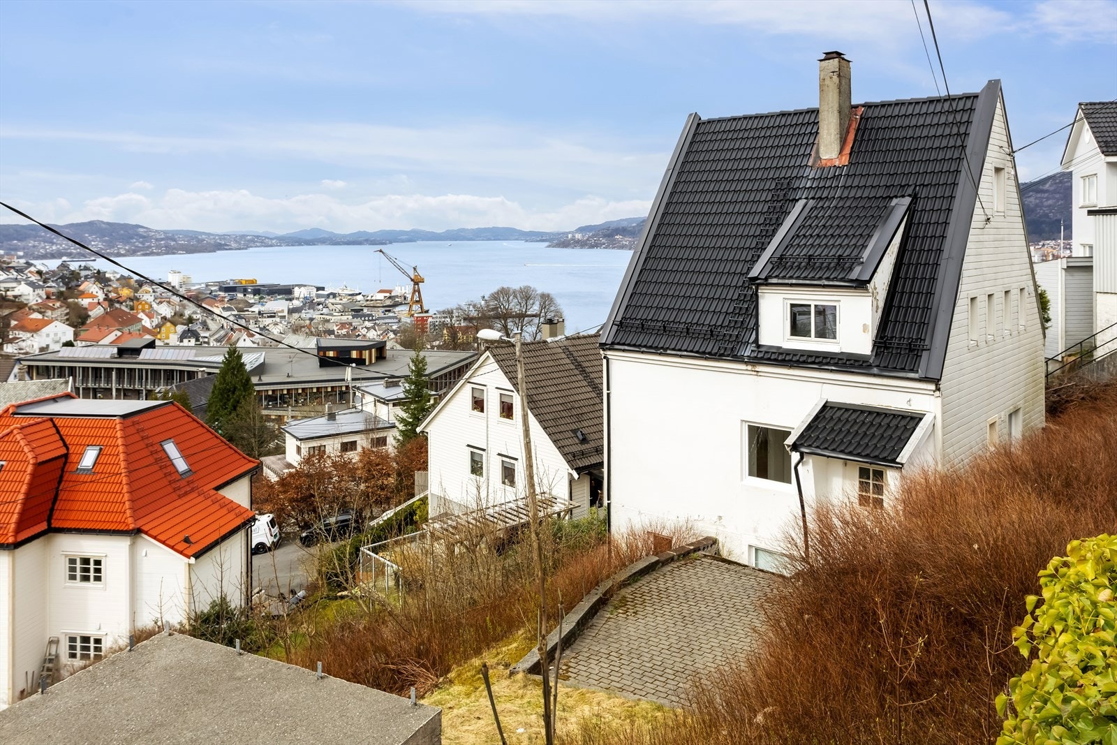 Det er kort vei til både butikk og bussholdeplass. Galleribilde
