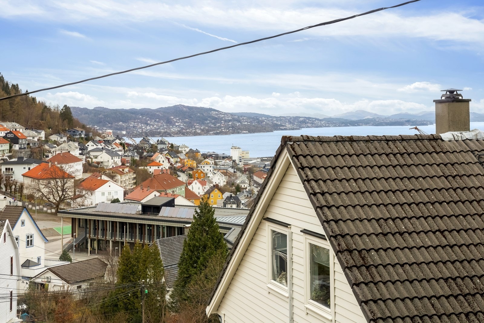 Kaptein Amlands vei ligger sentralt til på Melkeplassen på Laksevåg i en rolig og lite trafikkert gate. Galleribilde