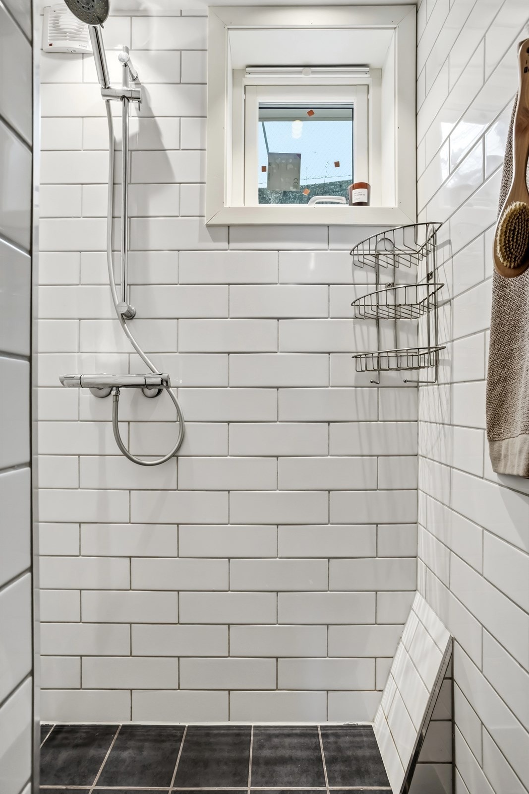 Badet er utstyrt med vegghengt toalett, opplegg for vaskemaskin, servant med innredning, speil overskap og høyskap. Galleribilde