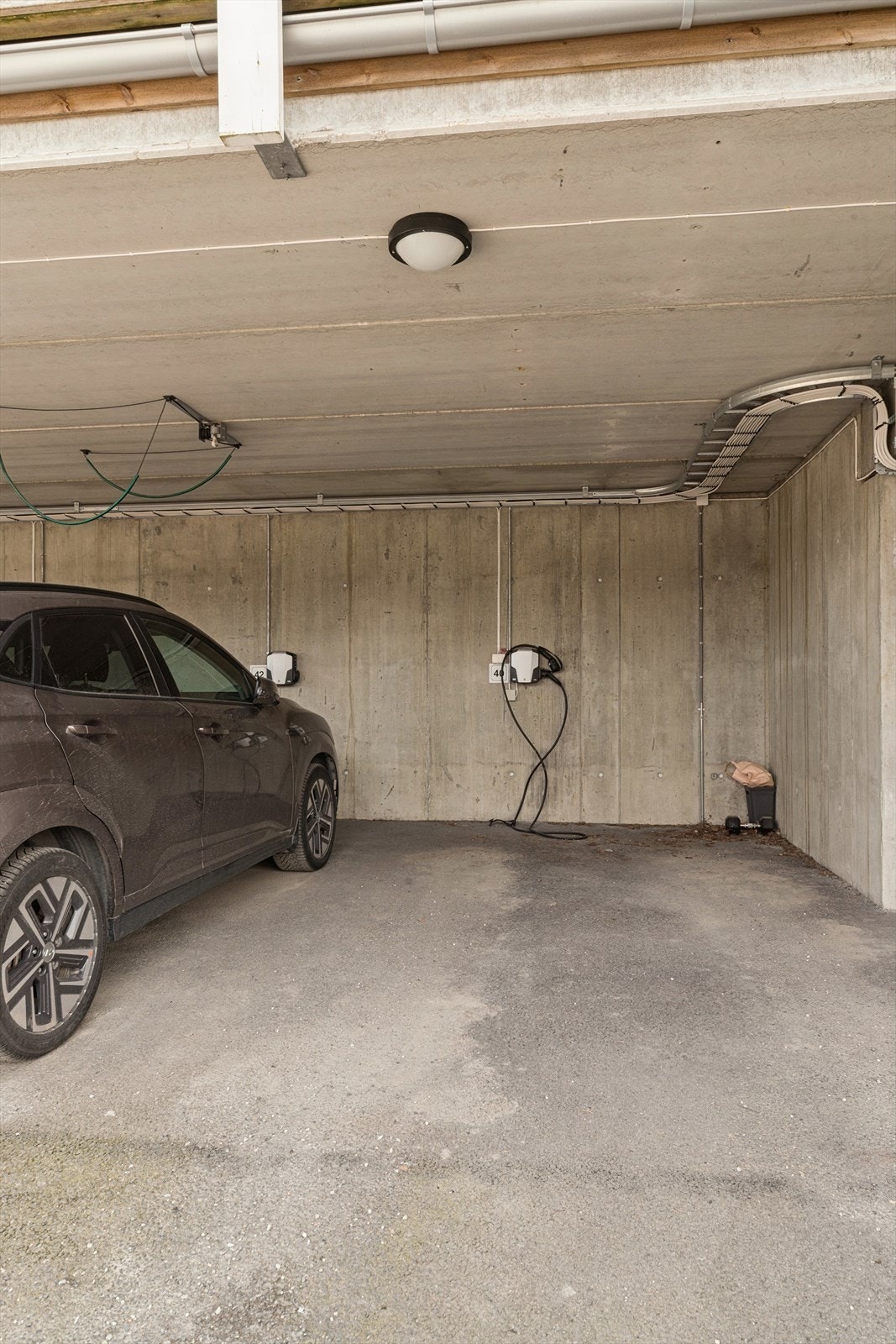 Det medfølger en fast parkeringsplass i felles carportanlegg med elbil-lader, i tillegg til en ekstern bod på 5 m². Galleribilde