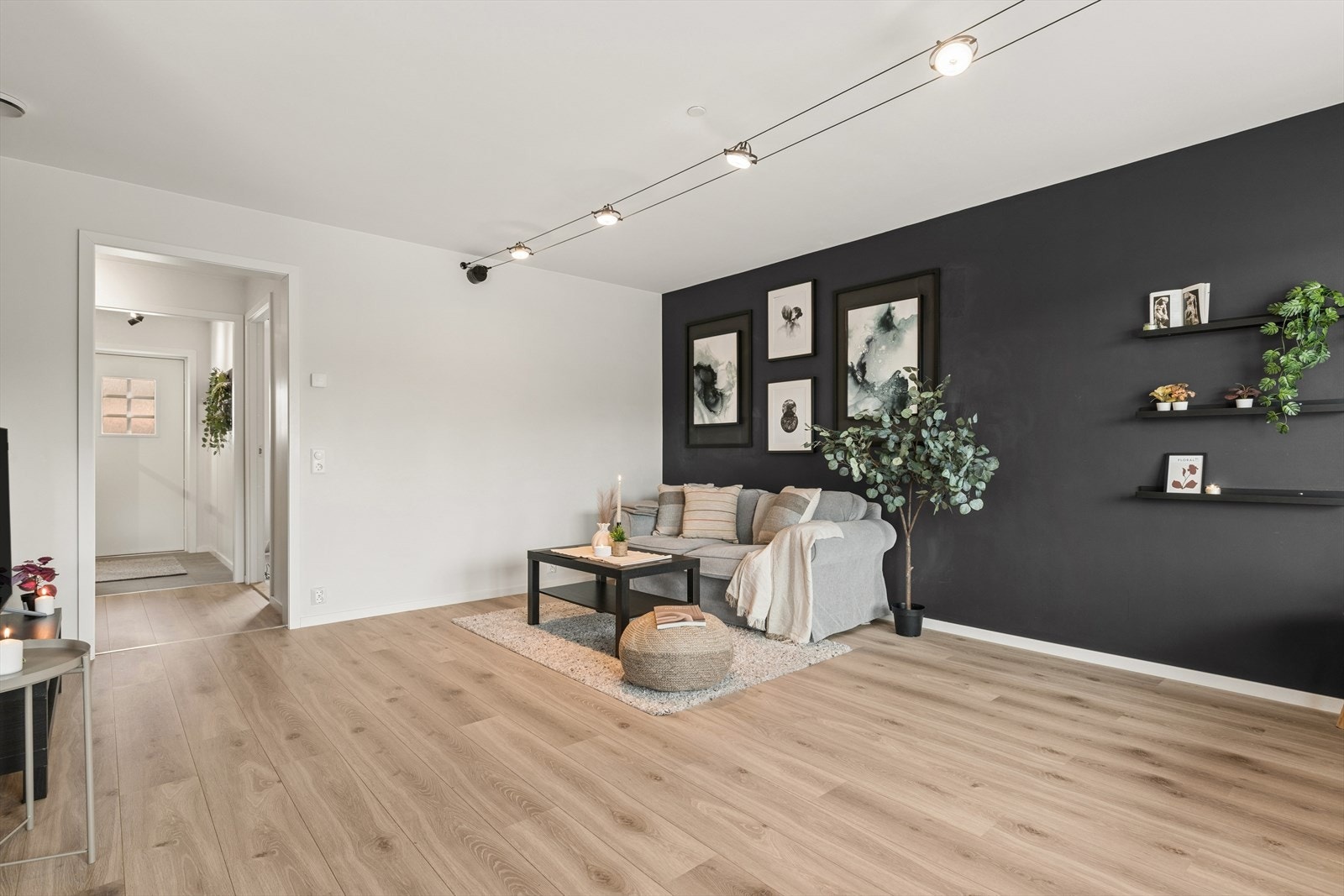 Boligen har balansert ventilasjon som sikrer et sunt og godt inneklima, samt vannbåren gulvvarme i samtlige rom. Galleribilde