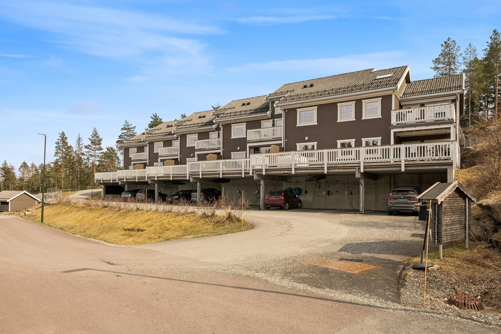 Bygget har en praktisk carportløsning i underetasjen. Galleribilde