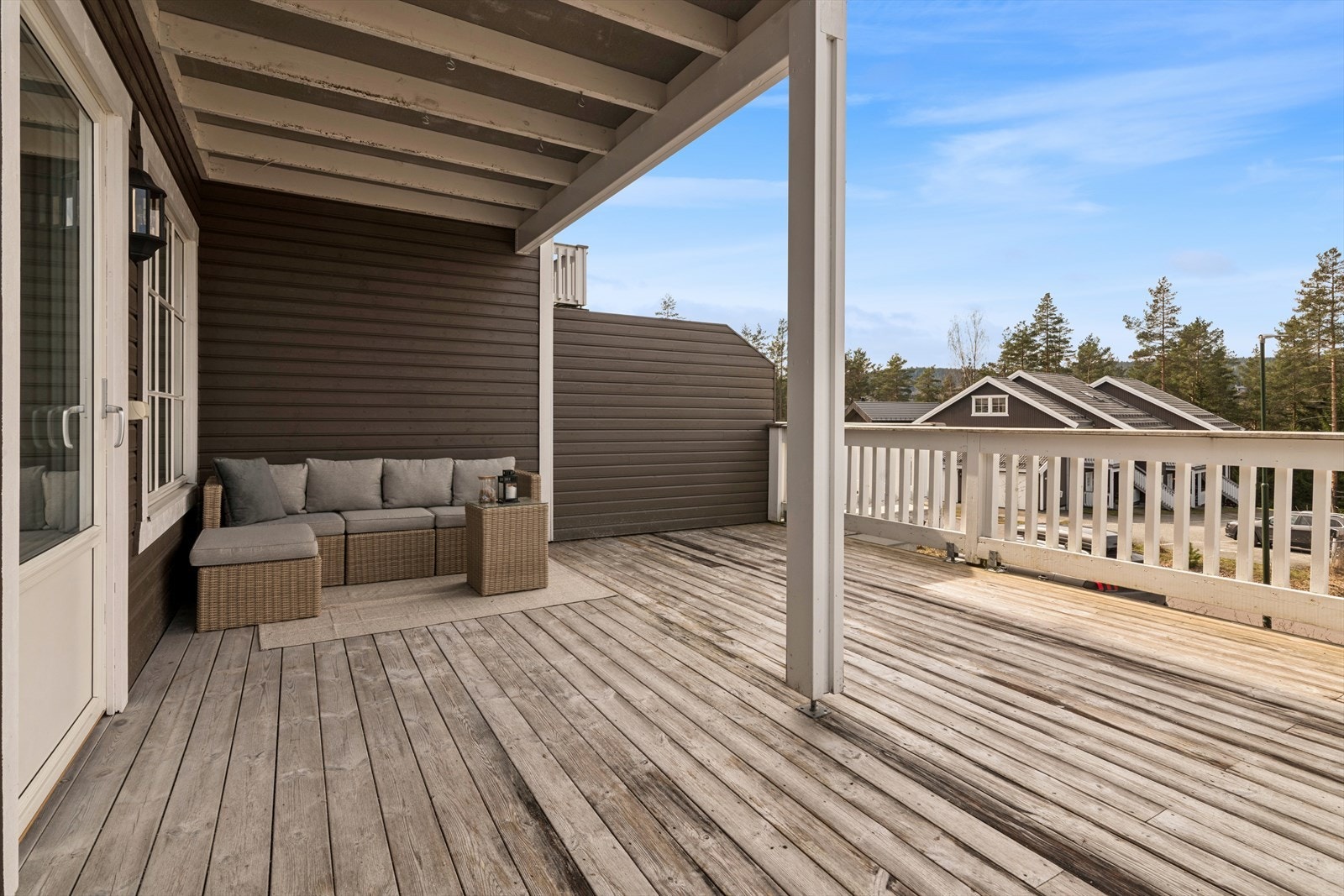 Fra stuen er det utgang til en svært romslig terrasse. Med et samlet uteareal på 49 m² har du rikelig med plass til flere sittegrupper. Galleribilde
