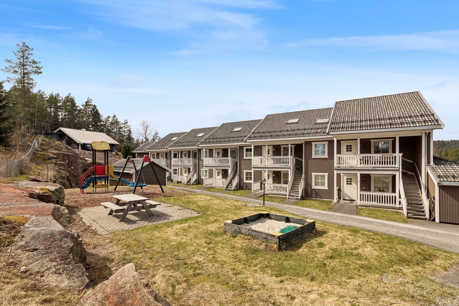 Sameiets fellesområder er pent opparbeidet med lekeplass og grøntarealer. Galleribilde
