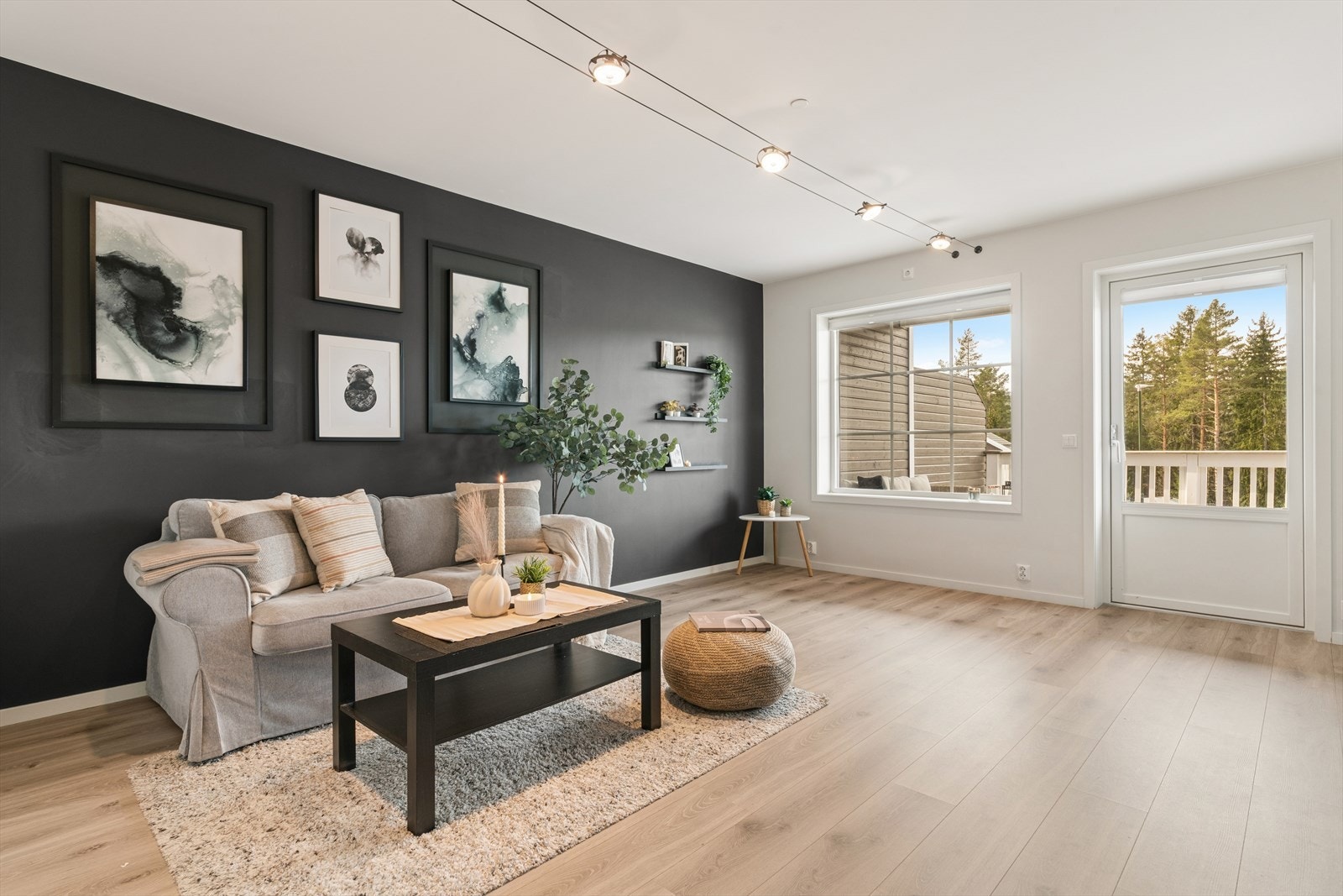 Stuen er innredet med et lyst laminatgulv, og moderne fargevalg på vegger. Galleribilde