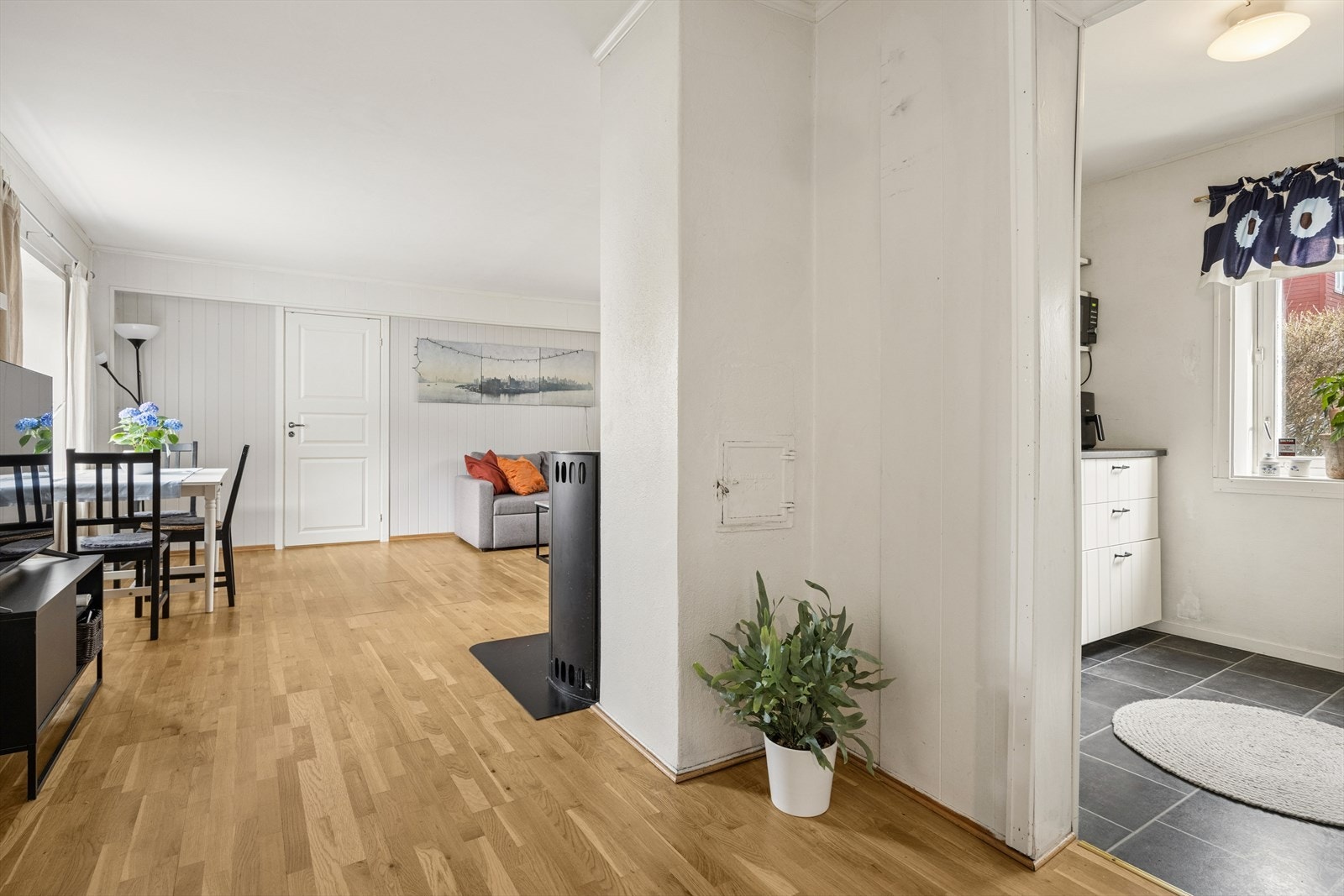 Delvis åpen stue/kjøkken løsning. Galleribilde