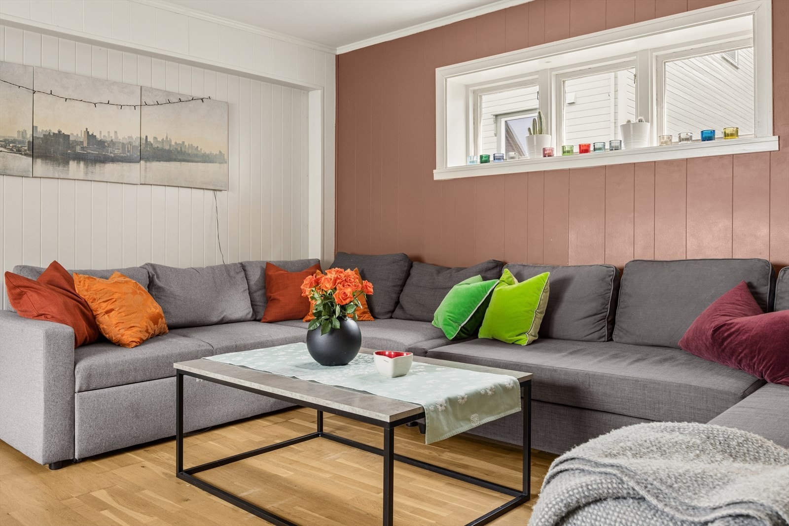 Stuen måler omtrent 25,6 kvm og har plass til både sofa og spisegruppe. Galleribilde