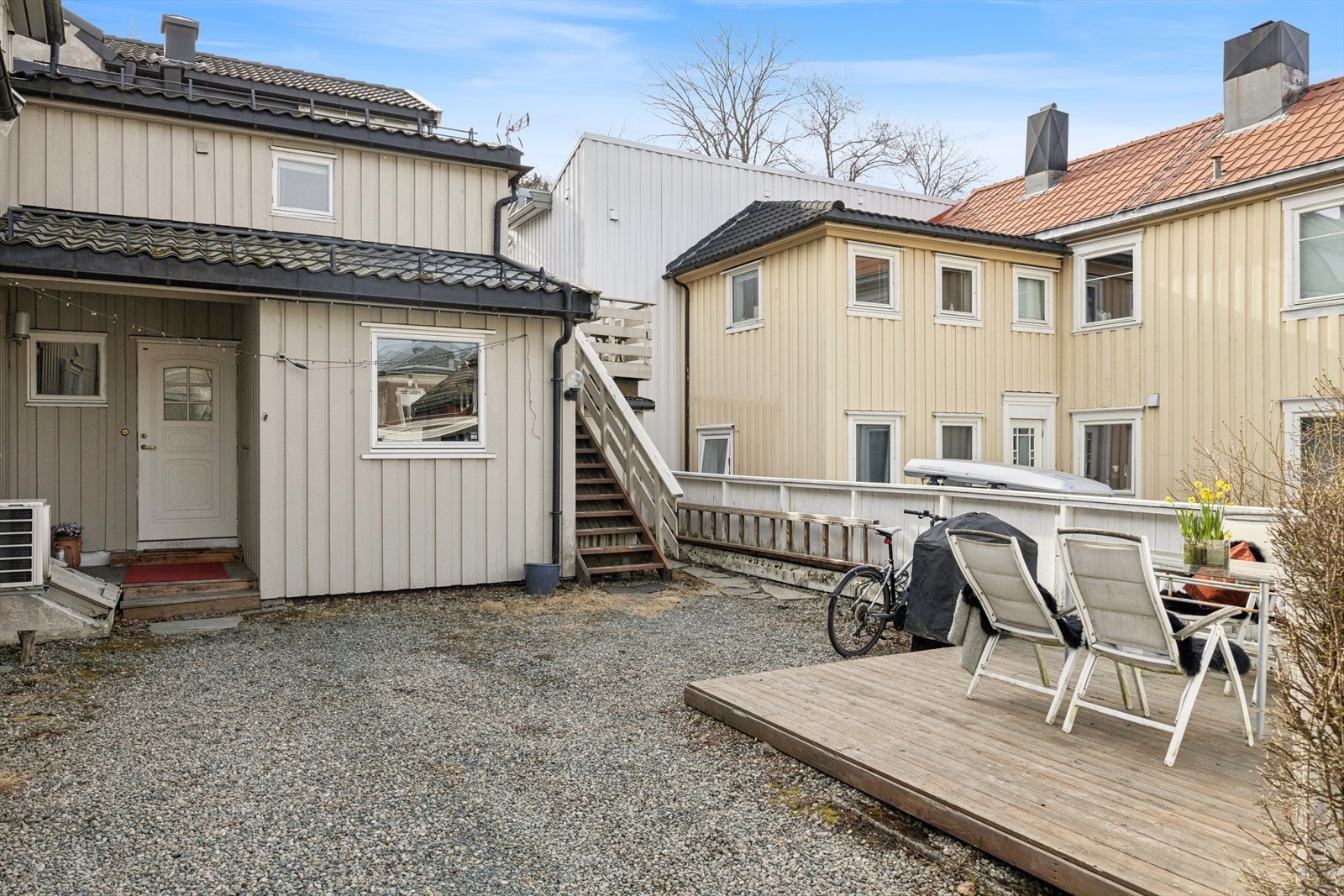 Felles eiet tomt som er opparbeidet med felles gårdsplass. Det er mulig å parkere på egen tomt. Galleribilde