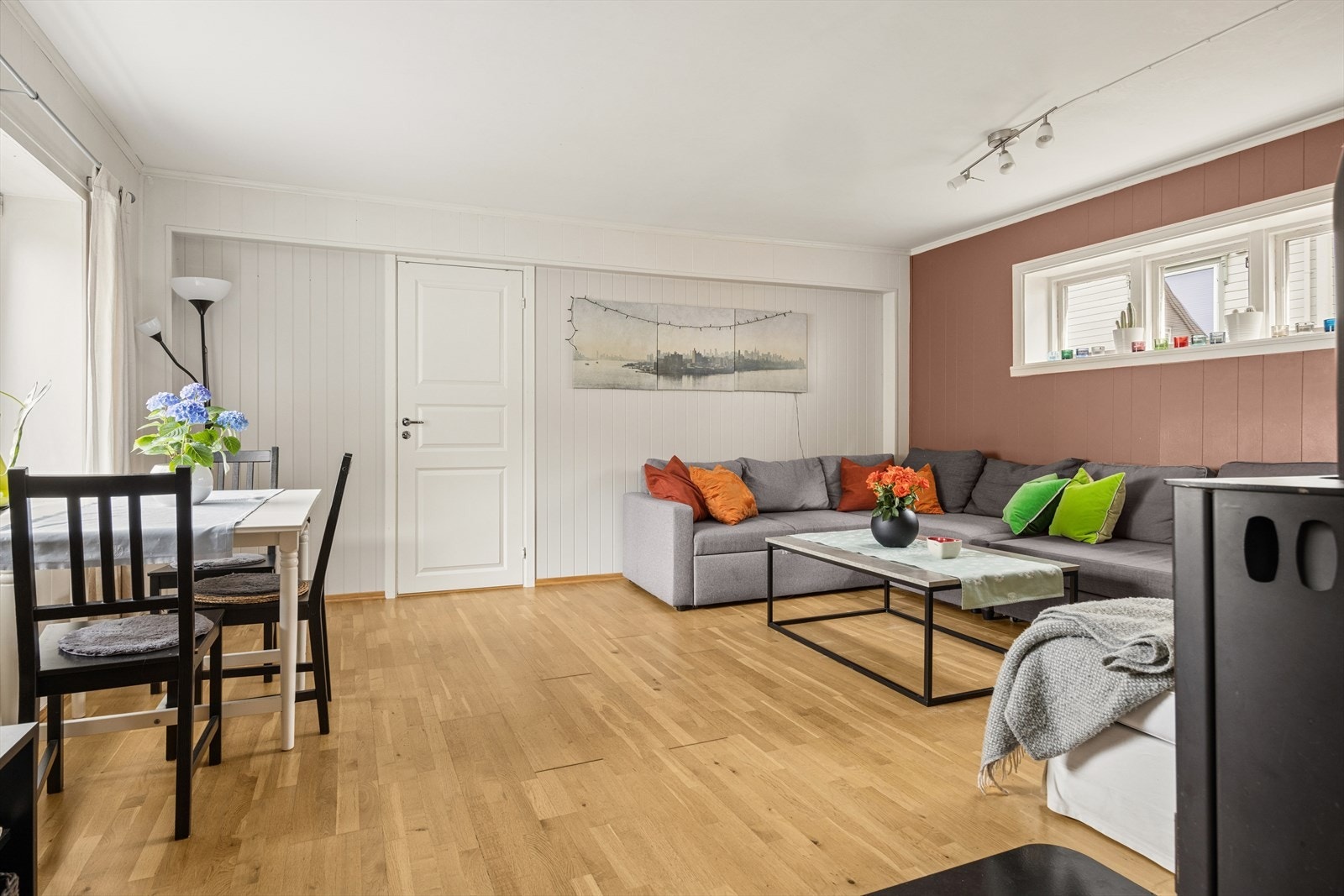 Den åpne planløsningen gir god plass til både avslapning og sosiale soner. Galleribilde