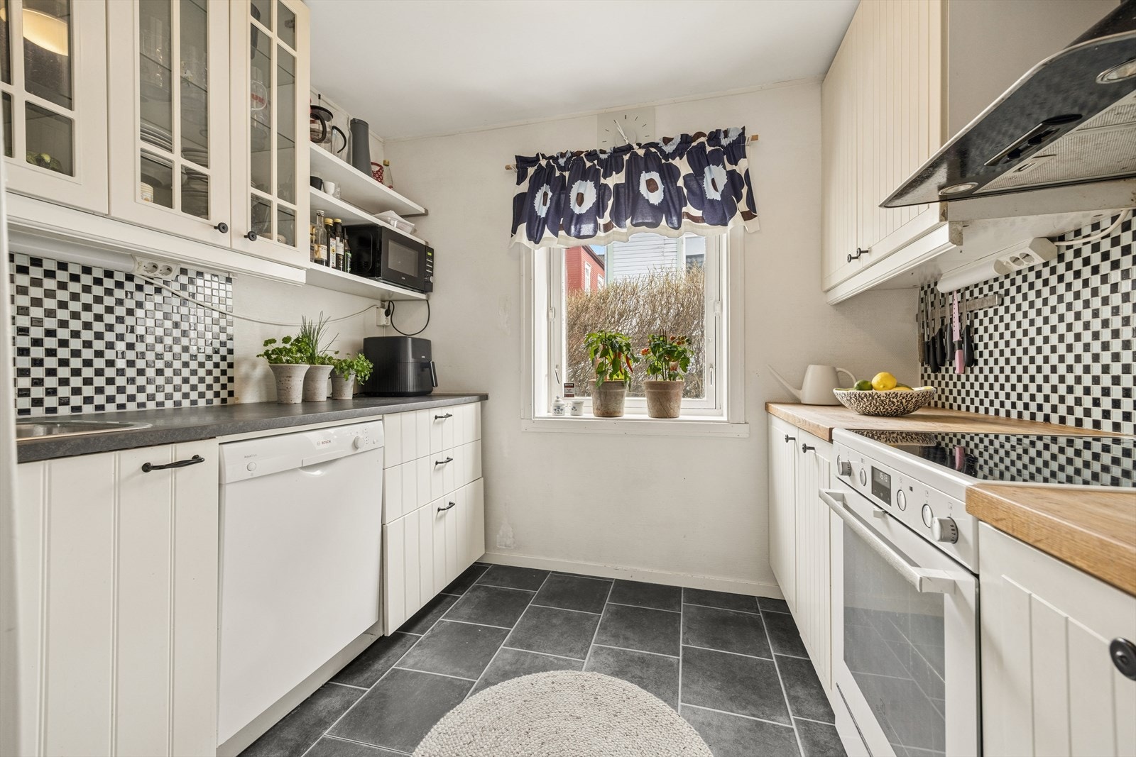 Kjøkkenet er innredet med folierte skrog med profilerte fronter og laminert benkeplate. Flis på vegg over benkeplate. Oppvaskmaskin, komfyr, kjøl/fryseskap følger handelen. Galleribilde