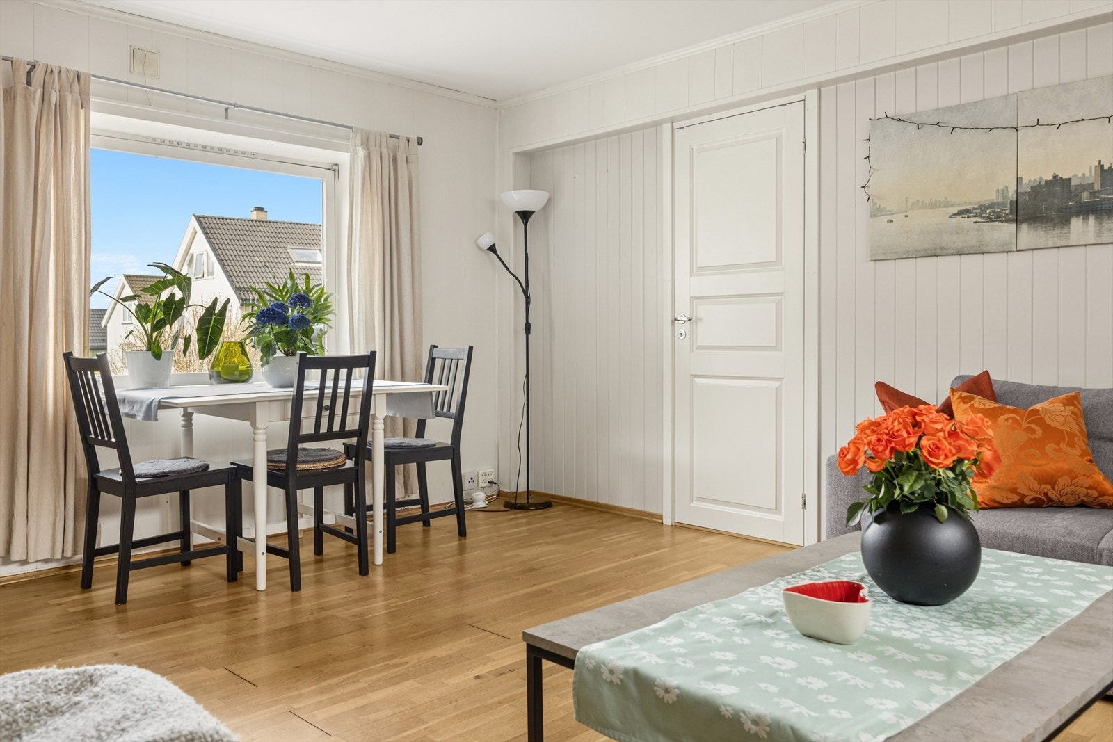 Spisestuen er naturlig integrert i den åpne løsningen, med god plass til et fullt spisebord - perfekt for både hverdagsmåltider og gjestemiddager. Galleribilde