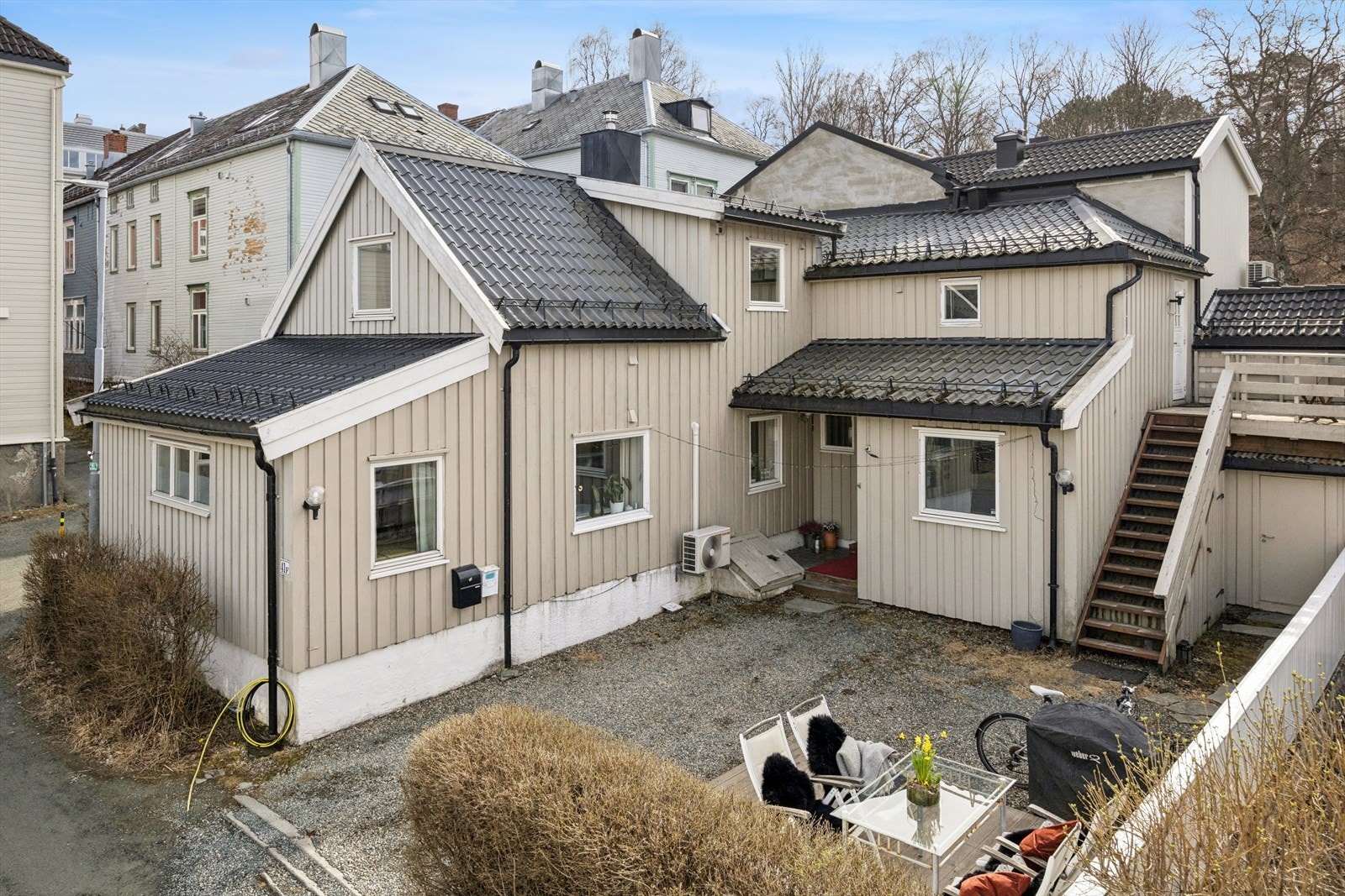 Boligen ligger i 1.etasje. Eiendommen ligger attraktivt til, sentrumsnært men likevel rolig, omgitt av populære rekreasjonsområder som festningsparken og turmulighetene ved Ringve, Lade og Ladestien. Galleribilde